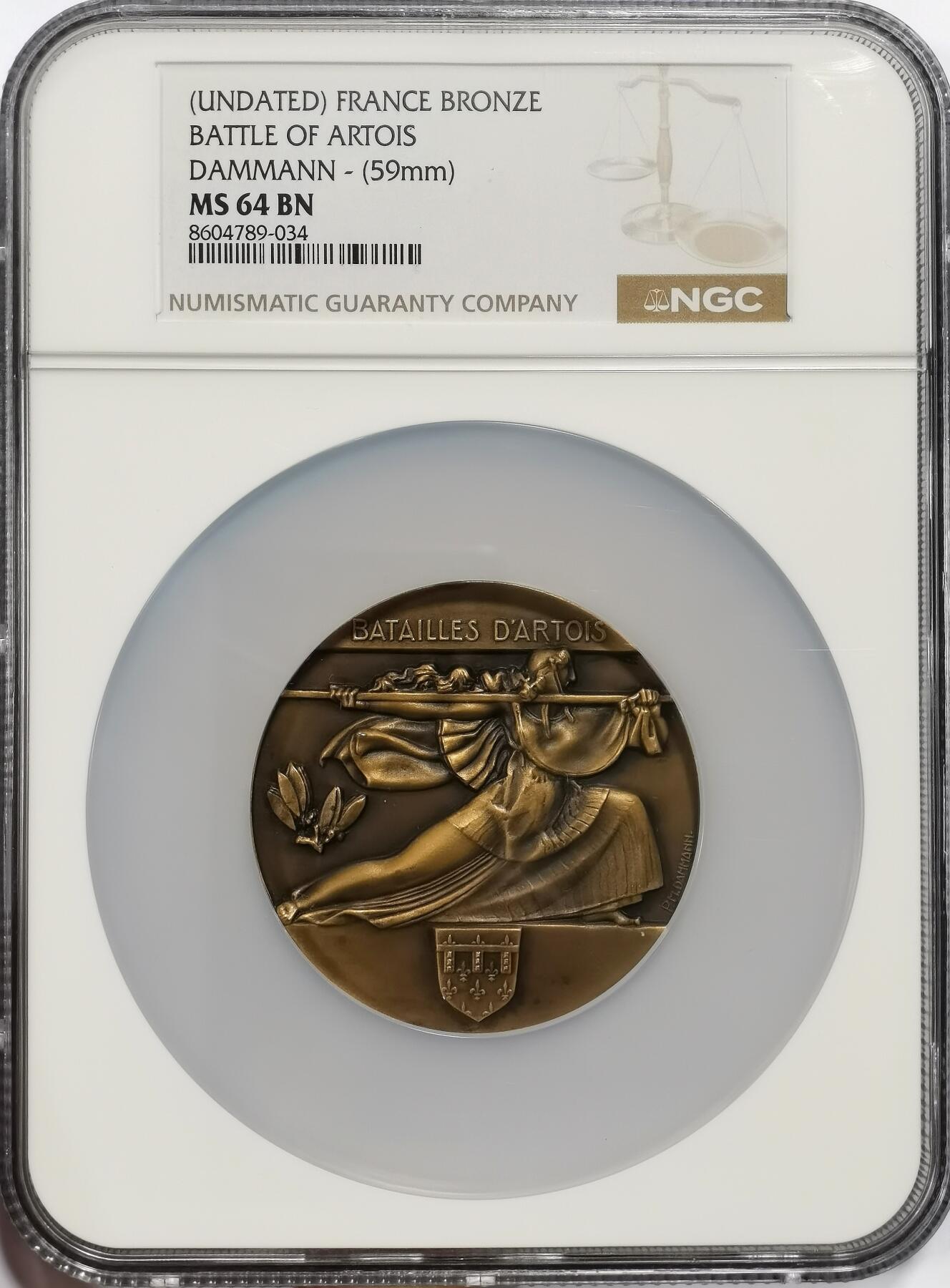 博洋堂“芳菲春韵”3月精品大拍专场暨第166期（全场包邮） NGC MS64BN 法国阿拉斯战役纪念大铜章，59mm，背面是一个镂空窗框设计，框内雕刻了阿拉斯战役中几个关键地点的建筑或地标，这种“镂空框景”设计是达曼的标志性风格之一，通过框内场景引导观者回忆历史事件，极具纪念意义