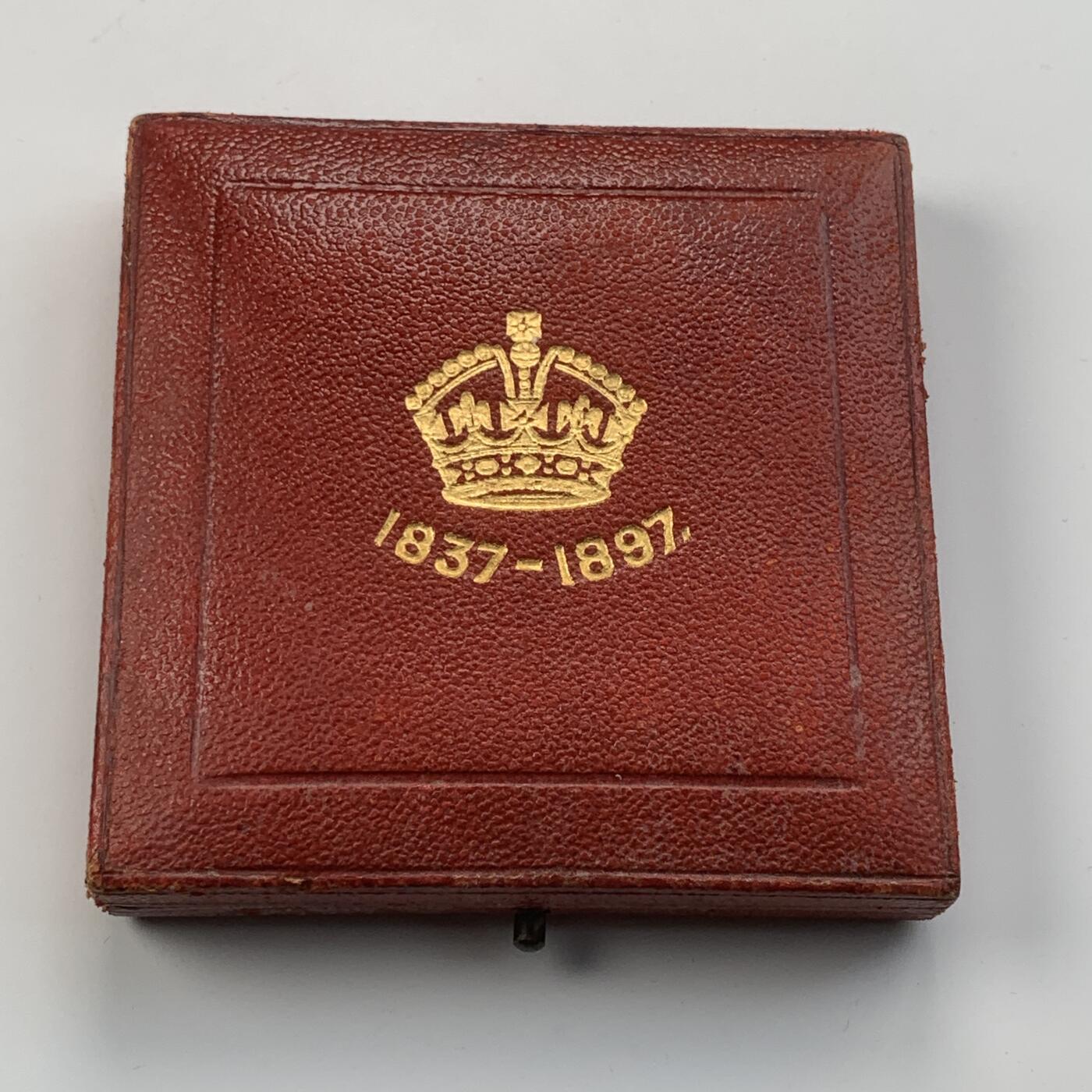 掌中浮雕-藏着的欧洲第056场 1897年英国维多利亚女王登基60周年纪念银章, 55mm, 84.6g，带原盒