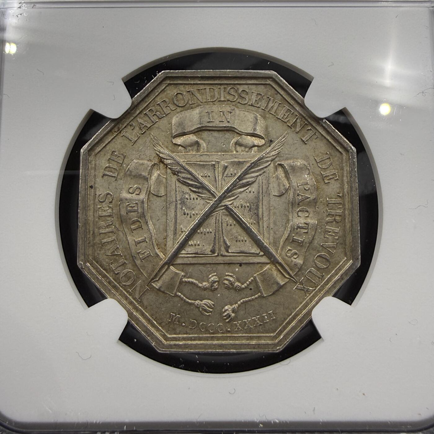 「木头集藏」“春启藏心”——章牌精品专场 BARRE F.～法国特雷武公证人八角银章，MS 63 ，直径：32 mm，正面拉丁语：HINC NOBIS CLARESCERE FAS EST，译为：由此，我们得以明晰事理；背面NOTAIRES DE L'ARRONDISSEMENT DE TREVOUX，译为：特鲁瓦区公证人协会；绶带铭文FIDES IN PACTIS：诚信于契约，品相不错。