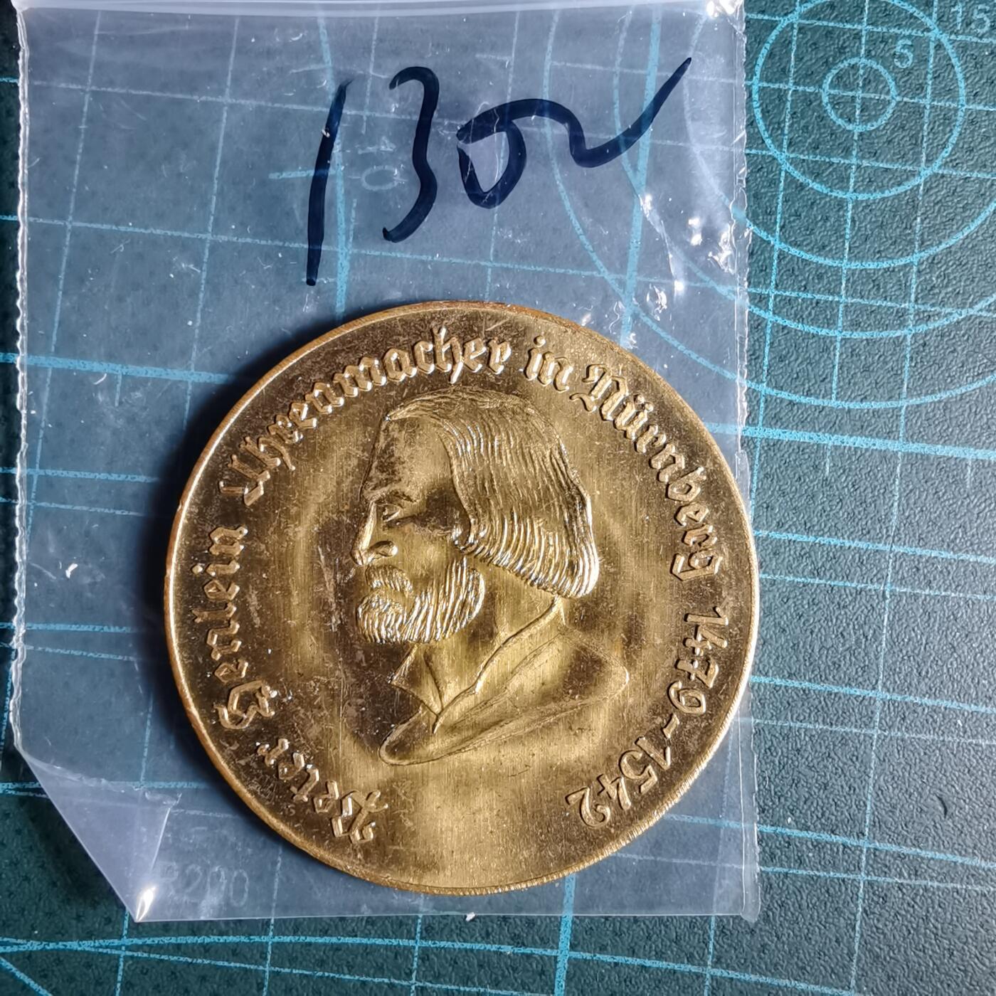 沼泽如烟--第1033场 1968年德国伍珀塔尔钟表博物馆建馆10周年纪念铜章（黄铜材质），纪念钟表史上的传奇人物彼得·亨莱因（Peter Henlein）。