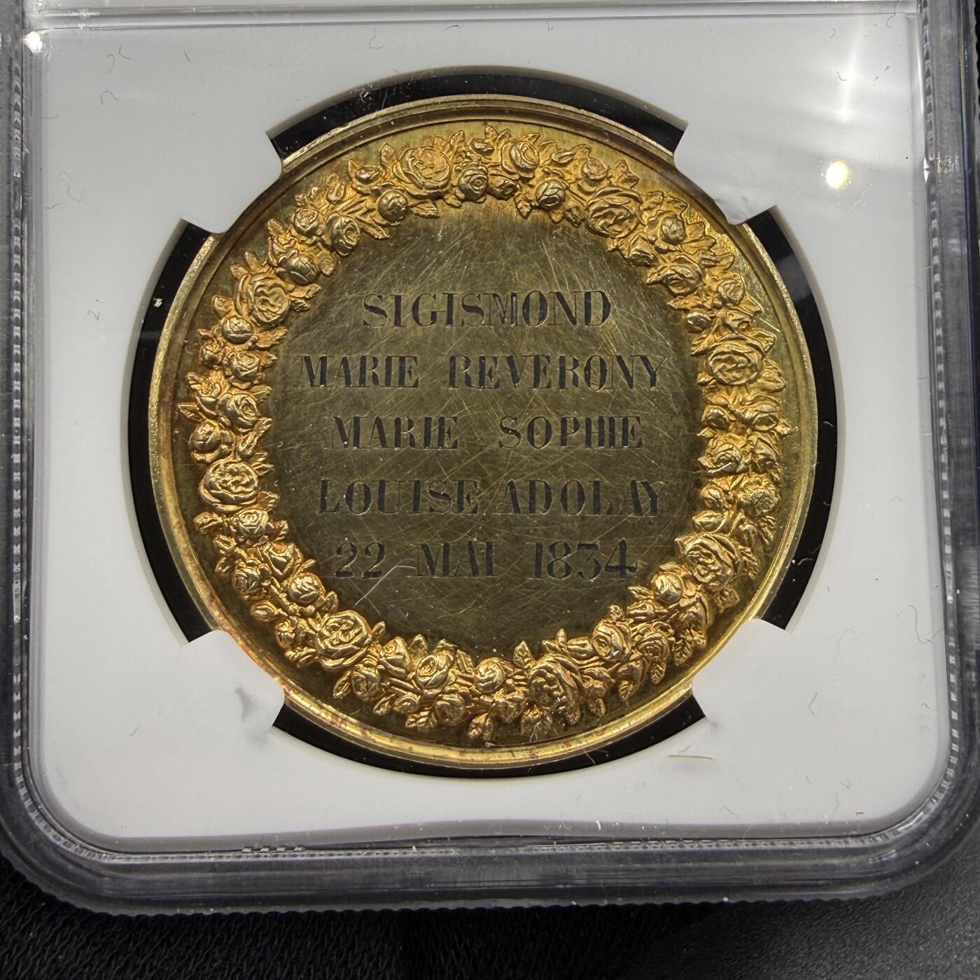 「木头集藏」“春启藏心”——章牌精品专场 1834年法国婚礼纪念大版镀金银章，直径：39.5 mm，1834年刻字纪念使用，正面铭文：出自《马太福音》19章6节，译为：“神所配合的，人不可分开”，是基督教婚姻观的核心经文，少见镀金大版，刻字已192年，难得品相。