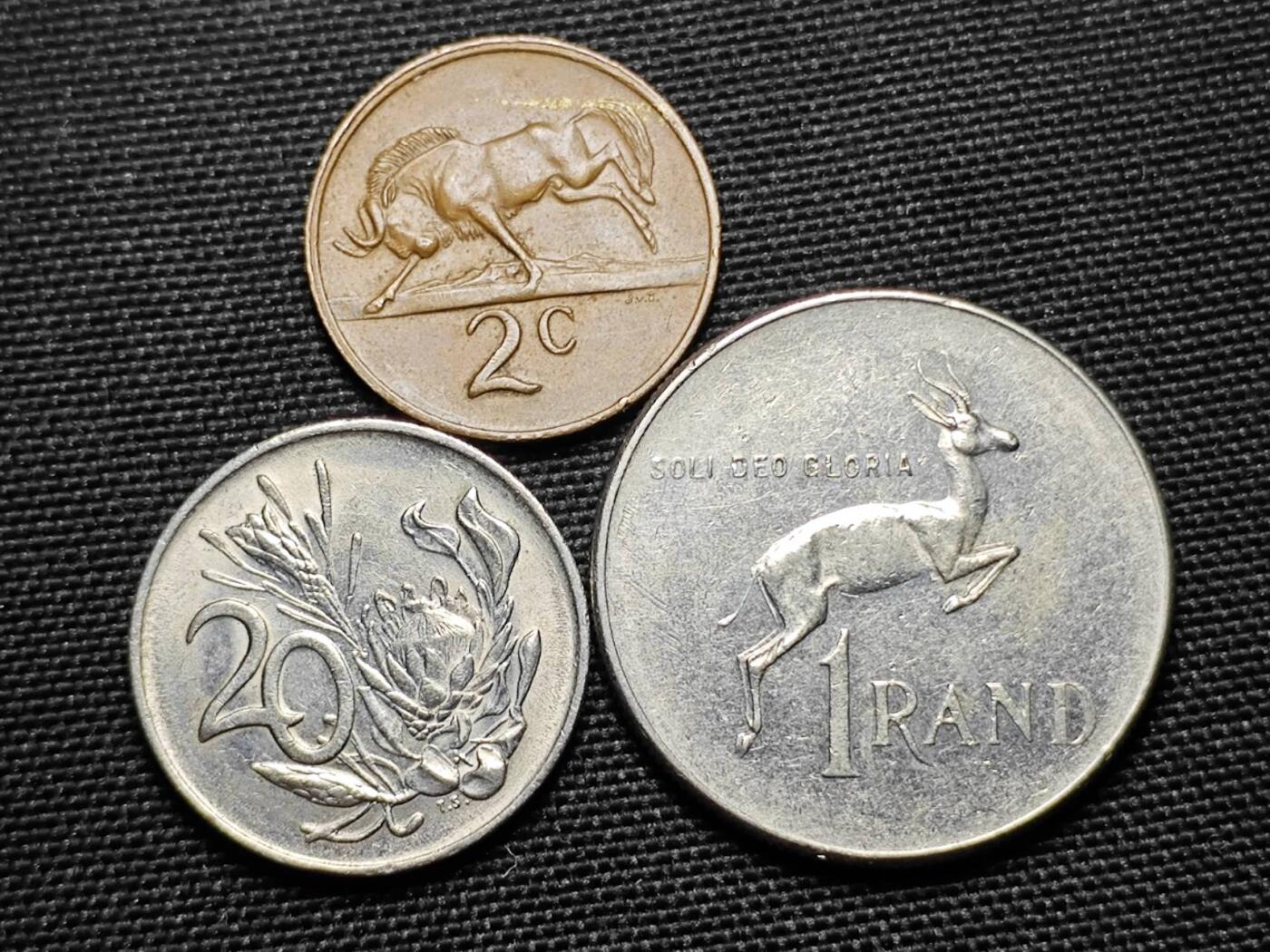 KK钱币收藏小铺   套币专场 2月预留时间 周末发货  1980南非清年3枚