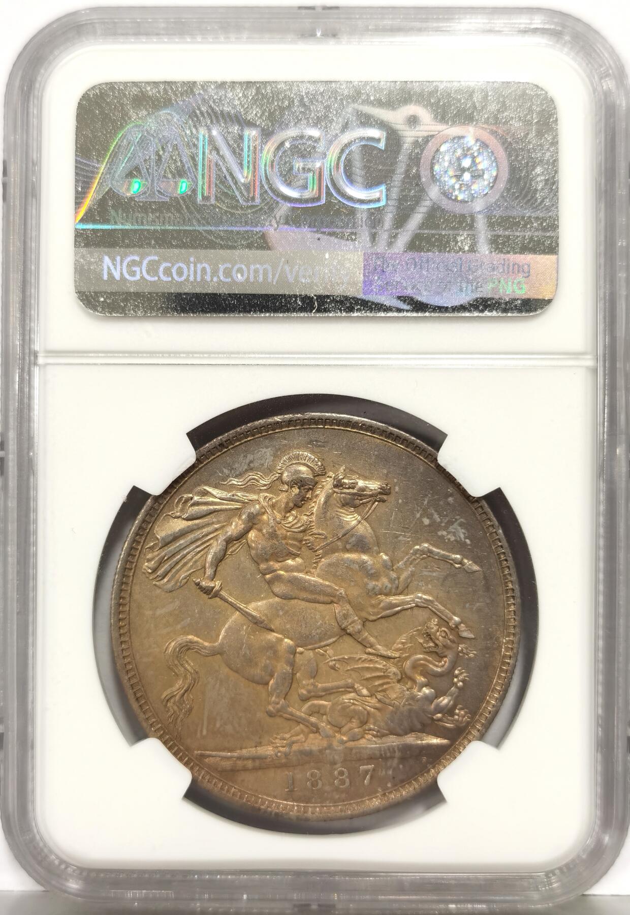 博洋堂“芳菲春韵”3月精品大拍专场暨第166期（全场包邮） NGC AU58 英国1887年维多利亚女王高冠马剑1克朗银币，原汁原味老包浆，包浆醇厚浓郁，细节清晰，味道绝，人物，头像，图案栩栩如生，极美黄油彩包浆，味道币味道足，状态和品质绝对不输MS级。