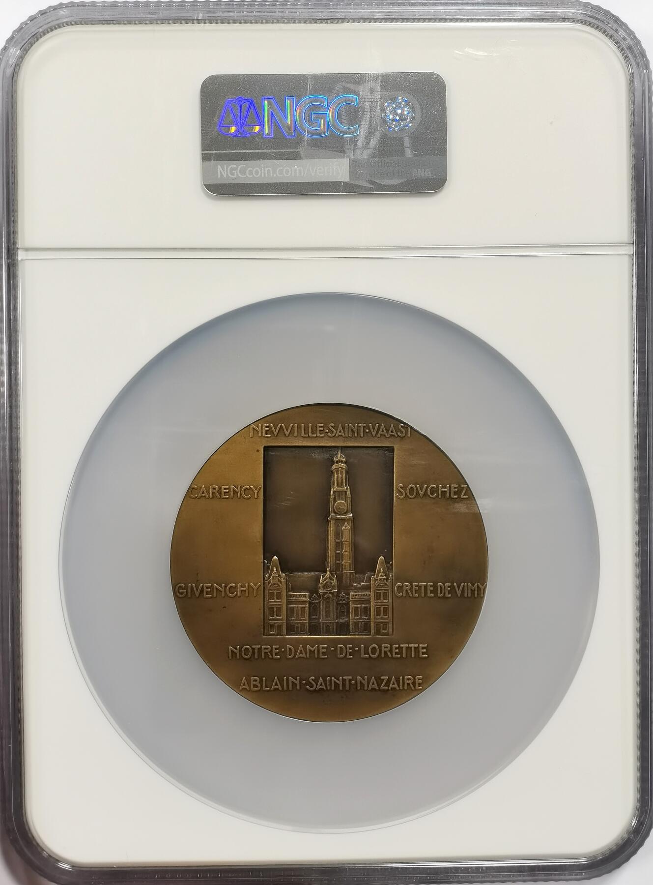 博洋堂“芳菲春韵”3月精品大拍专场暨第166期（全场包邮） NGC MS64BN 法国阿拉斯战役纪念大铜章，59mm，背面是一个镂空窗框设计，框内雕刻了阿拉斯战役中几个关键地点的建筑或地标，这种“镂空框景”设计是达曼的标志性风格之一，通过框内场景引导观者回忆历史事件，极具纪念意义