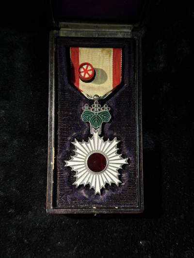 戎马世界章牌大赏，第112期 - 勋六等旭日章，章和盒子时期不匹配