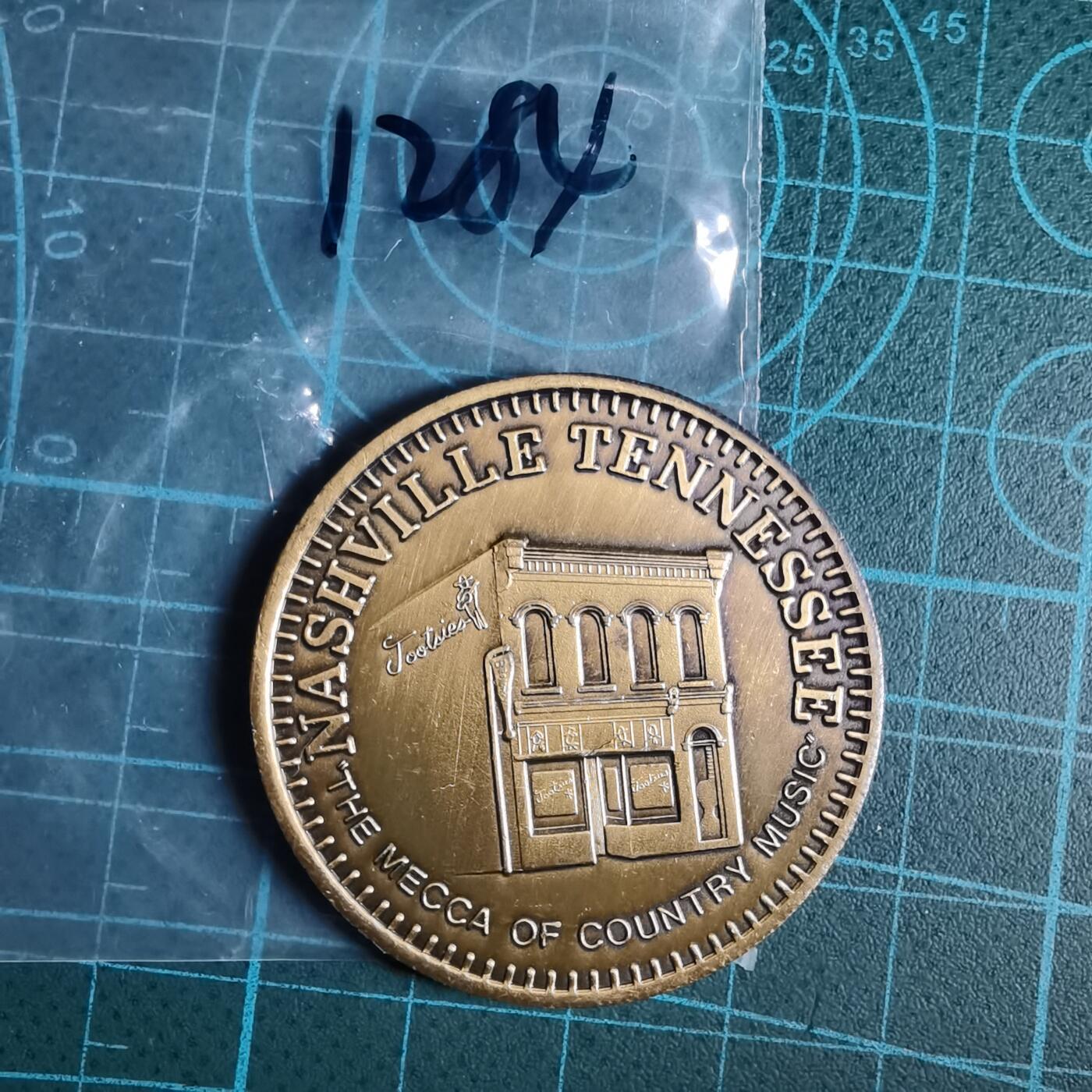 沼泽如烟--第1033场 美国田纳西州纳什维尔Tootsie's Orchid Lounge（图茨兰花酒廊）主题纪念币，并非流通货币，属于旅游纪念章