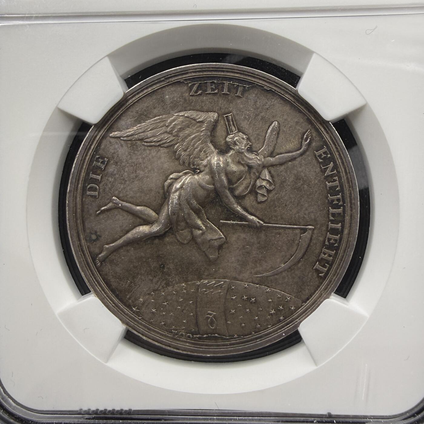 「木头集藏」“春启藏心”——章牌精品专场 十九世纪德国时间之神克洛诺斯“时光飞逝”劝诫银章，MS 61，直径：36 mm，正面时间之神克洛诺斯手持镰刀飞跃在星空，德语：“时光飞逝”，背面刻画地球仪与书籍，德语：“所以请善用它”，较少见劝解类银章，品相还不错。