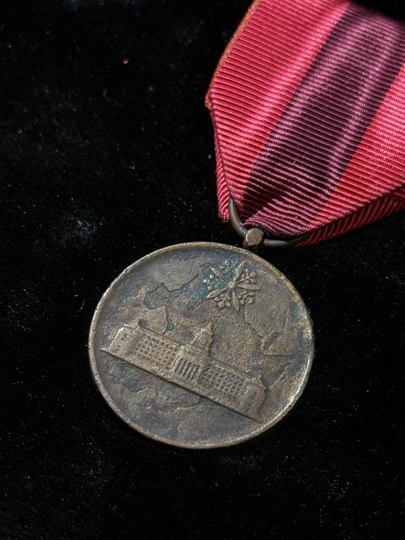 戎马世界章牌大赏，第112期 勿忘国耻！伪满洲国国势调查纪念章，上挂后配