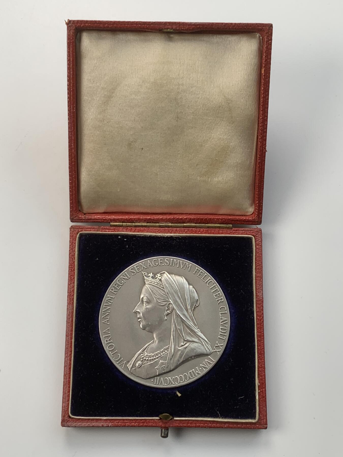 掌中浮雕-藏着的欧洲第056场 1897年英国维多利亚女王登基60周年纪念银章, 55mm, 84.6g，带原盒