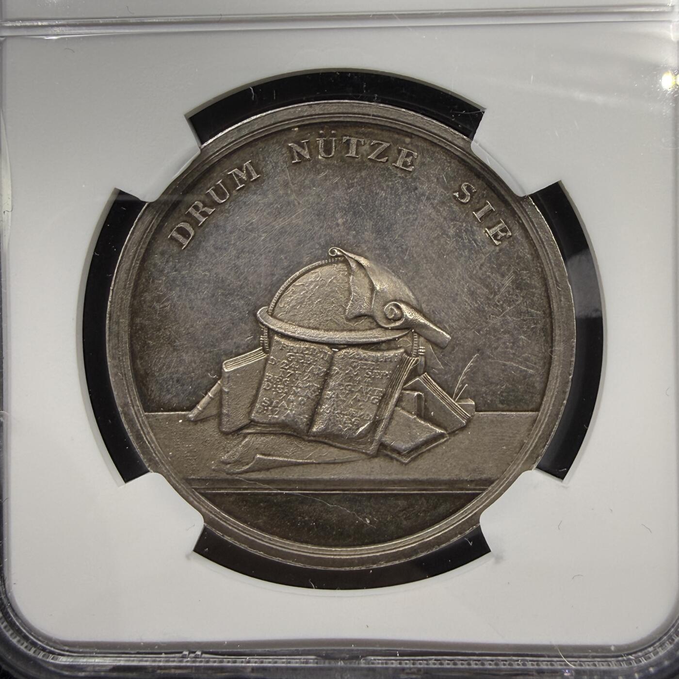 「木头集藏」“春启藏心”——章牌精品专场 十九世纪德国时间之神克洛诺斯“时光飞逝”劝诫银章，MS 61，直径：36 mm，正面时间之神克洛诺斯手持镰刀飞跃在星空，德语：“时光飞逝”，背面刻画地球仪与书籍，德语：“所以请善用它”，较少见劝解类银章，品相还不错。