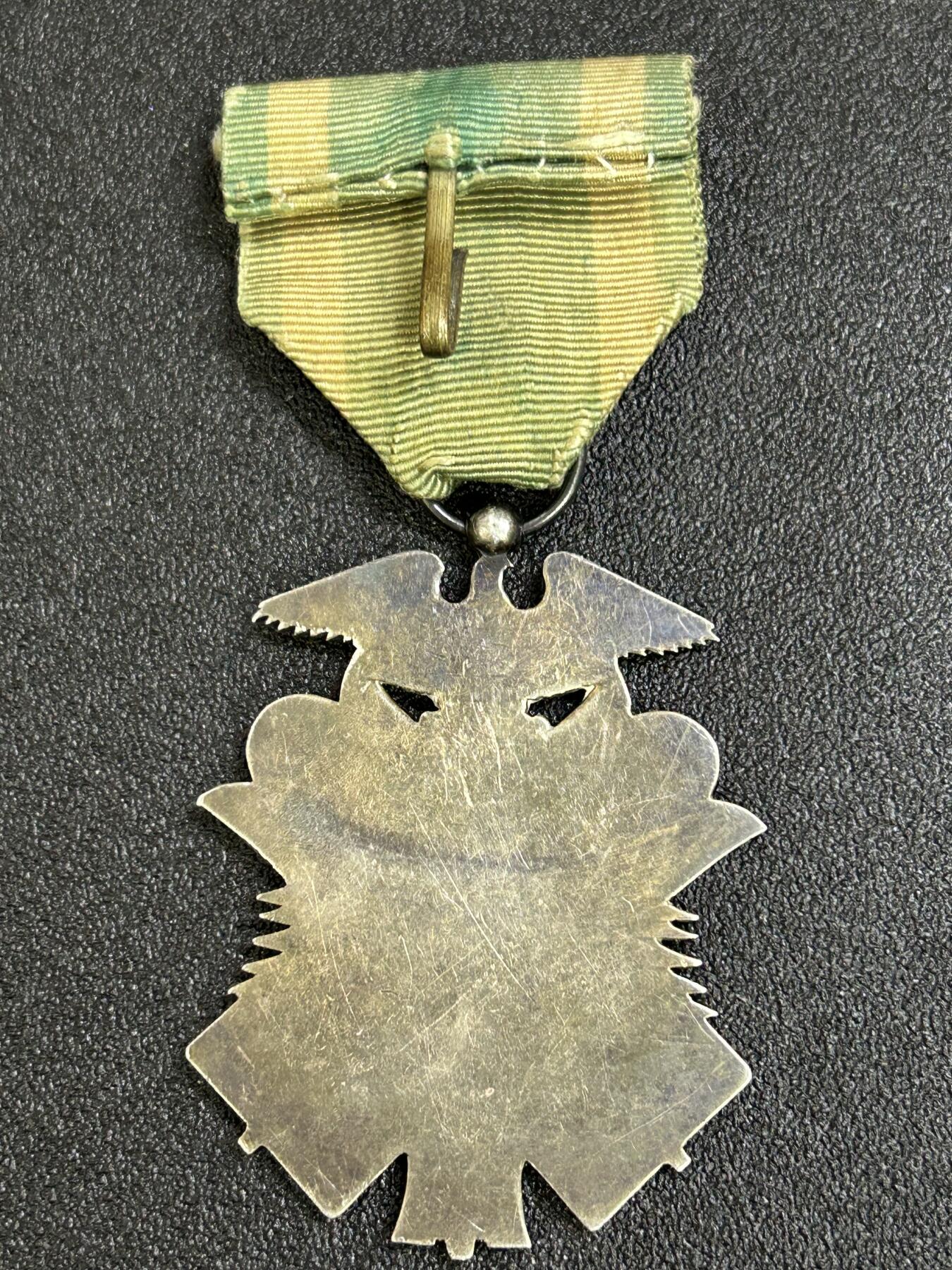 西秦中古拍卖第八十一期  不忘历史·抗战收藏 日本七等金鸟勋章 银制 非常厚重一大块银