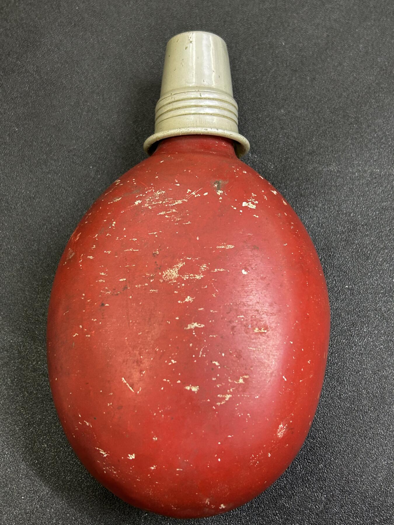 西秦中古拍卖第八十一期  不忘历史·抗战收藏 抗战时期 日本军官将校水壶 带指南针壶盖