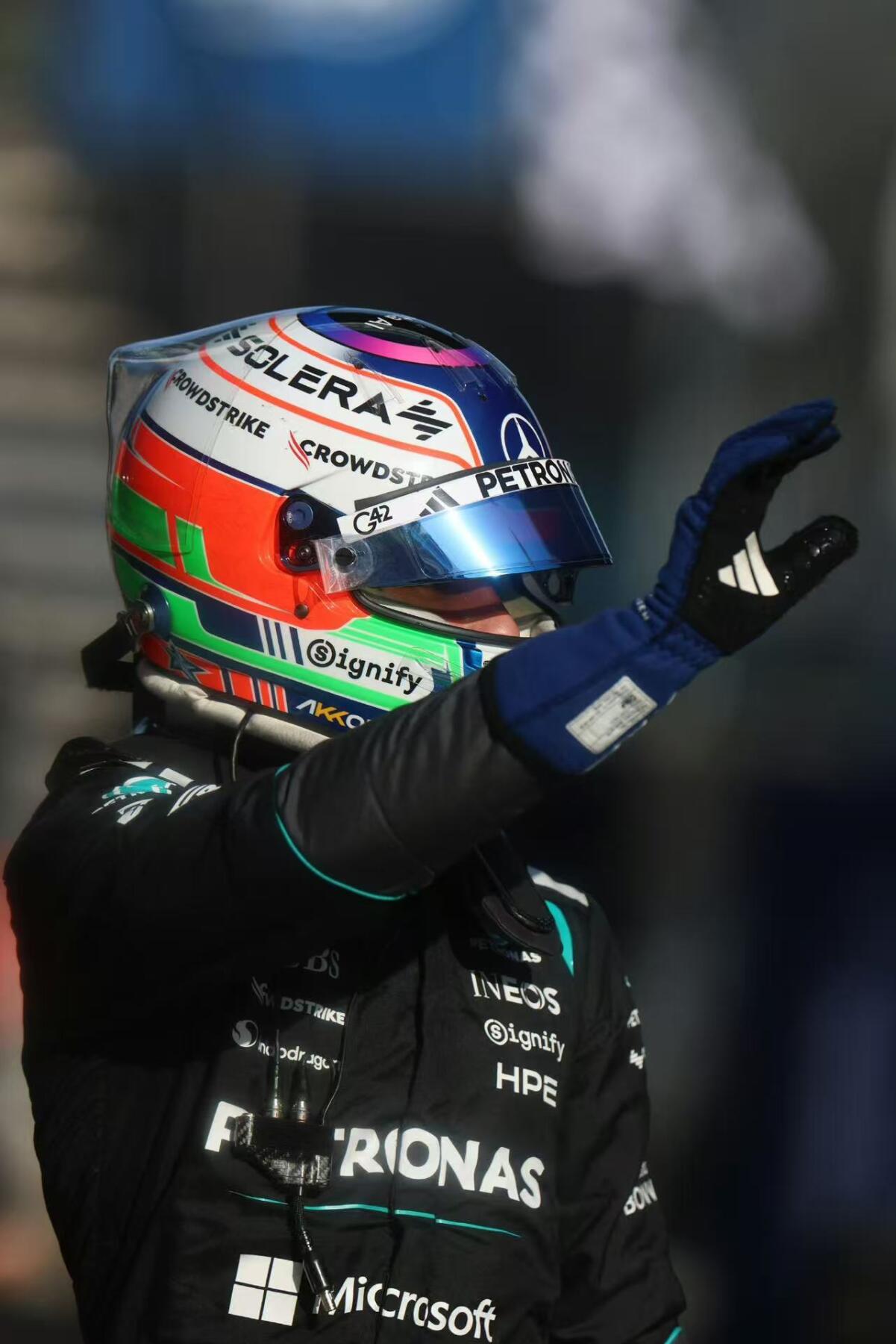 零元拍：银箭新星2026 F1上海站冠军🏆安德烈亚·基米·安东内利（Andrea Kimi Antonelli）亲签梅赛德斯AMG大马石油车队1:64  Mercedes-AMG F1 W16 E Performance赛车模型。（橘色胸卡媒体礼[得意]）