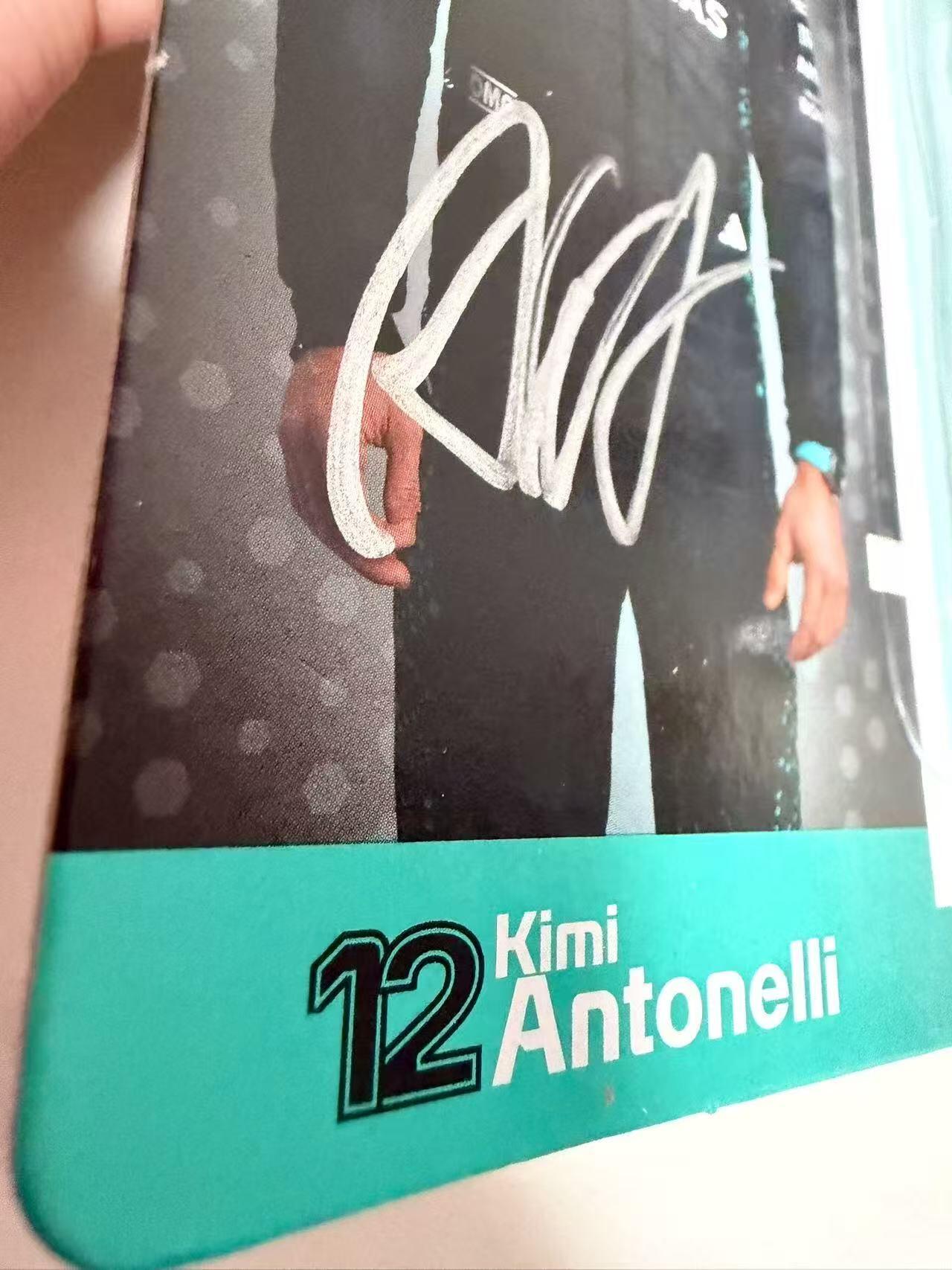 零元拍：银箭新星2026 F1上海站冠军🏆安德烈亚·基米·安东内利（Andrea Kimi Antonelli）亲签梅赛德斯AMG大马石油车队1:64  Mercedes-AMG F1 W16 E Performance赛车模型。（橘色胸卡媒体礼[得意]）