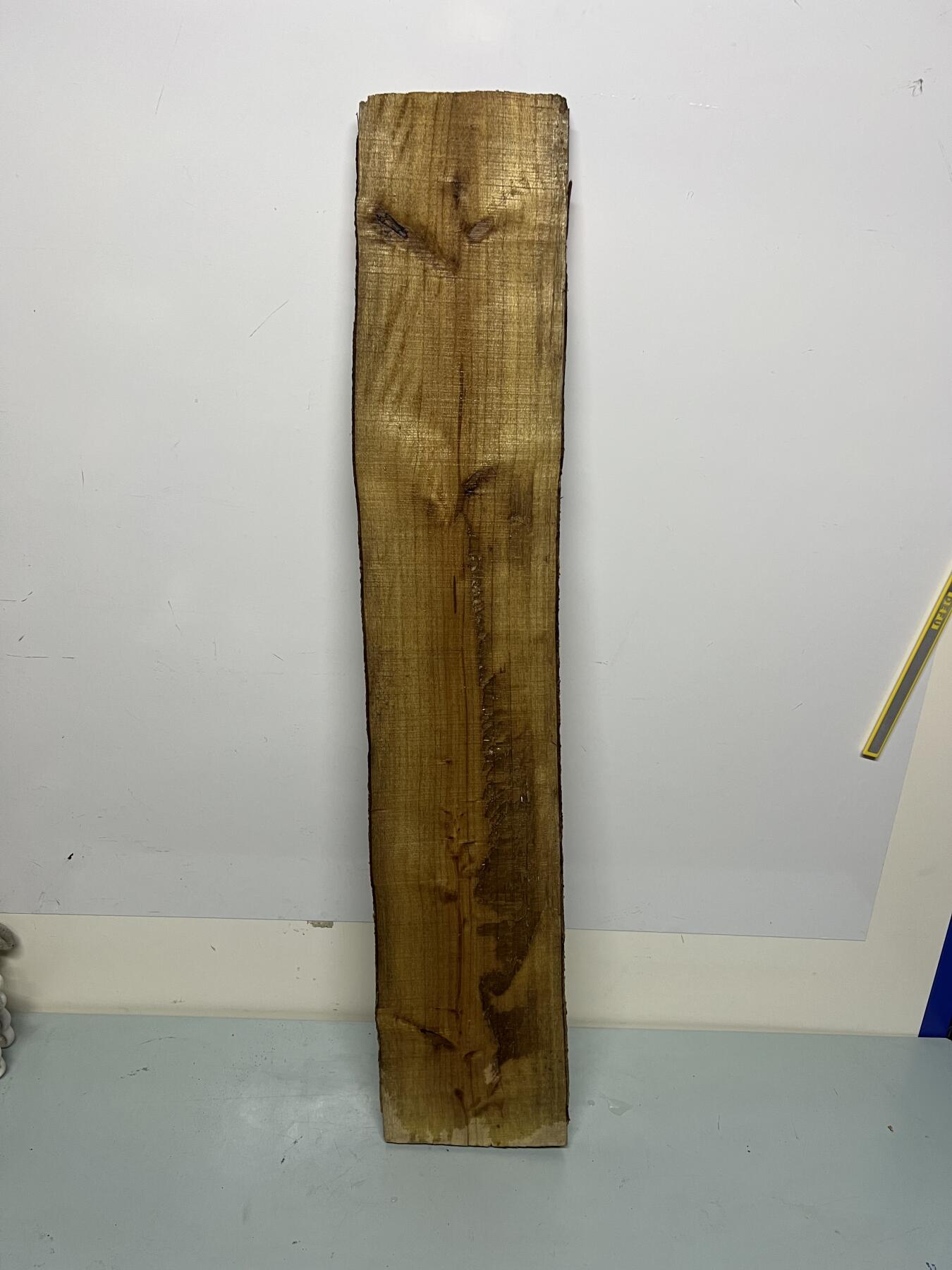 零元拍：NO.8金丝楠板子，无需打磨就已经金光闪闪。满金丝药香，尺寸约：86.5/15/2CM，天然原材料不可避免有裂有瑕疵，介意勿拍