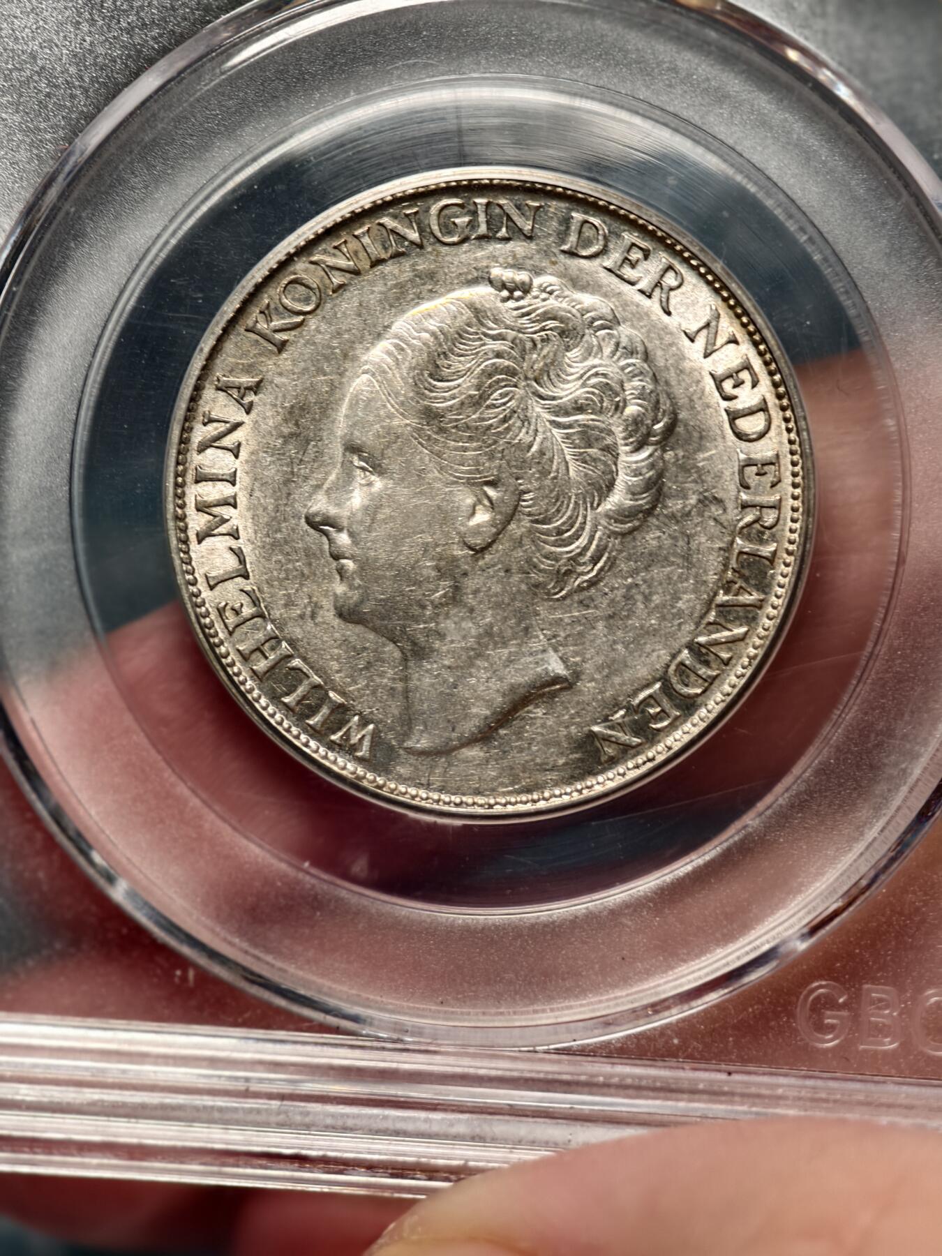 抚柳草堂-第十九期章牌钱币  奖章勋章限时免佣 满百包邮 放漏专场 1943荷属东印度1GULDEN银币 威廉敏娜女王 底板丝滑发丝清晰 公博ms63 二战期间荷兰本土被纳粹占领该币由美国丹佛造币厂铸造 主要供荷属东印度使用 是战时特殊发行的银币 