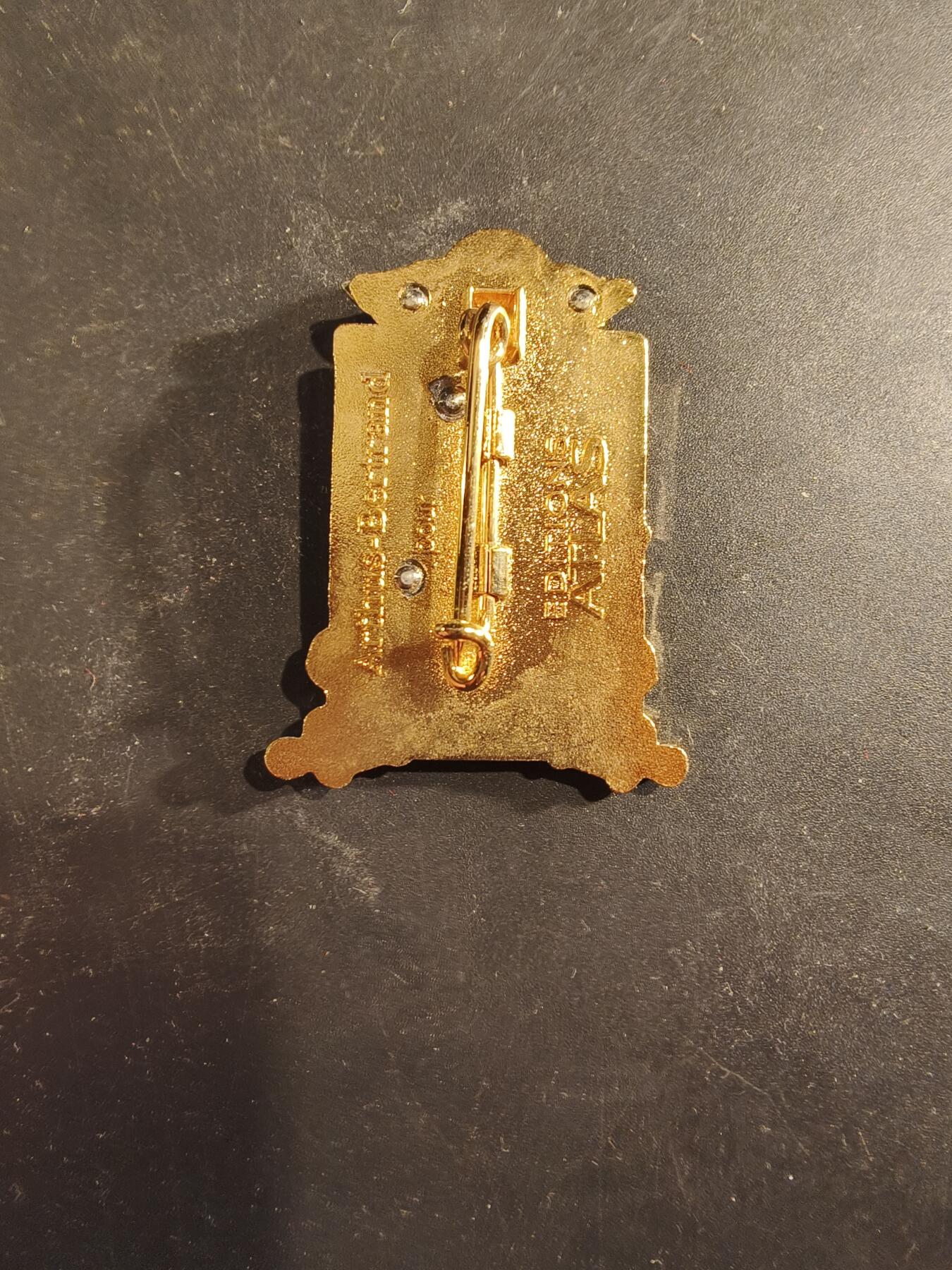 老王徽章第189期 法国陆军第35空降炮兵团证章     该团是法国空降部队的重要单位，曾参与包括奠边府战役在内的多次冲突