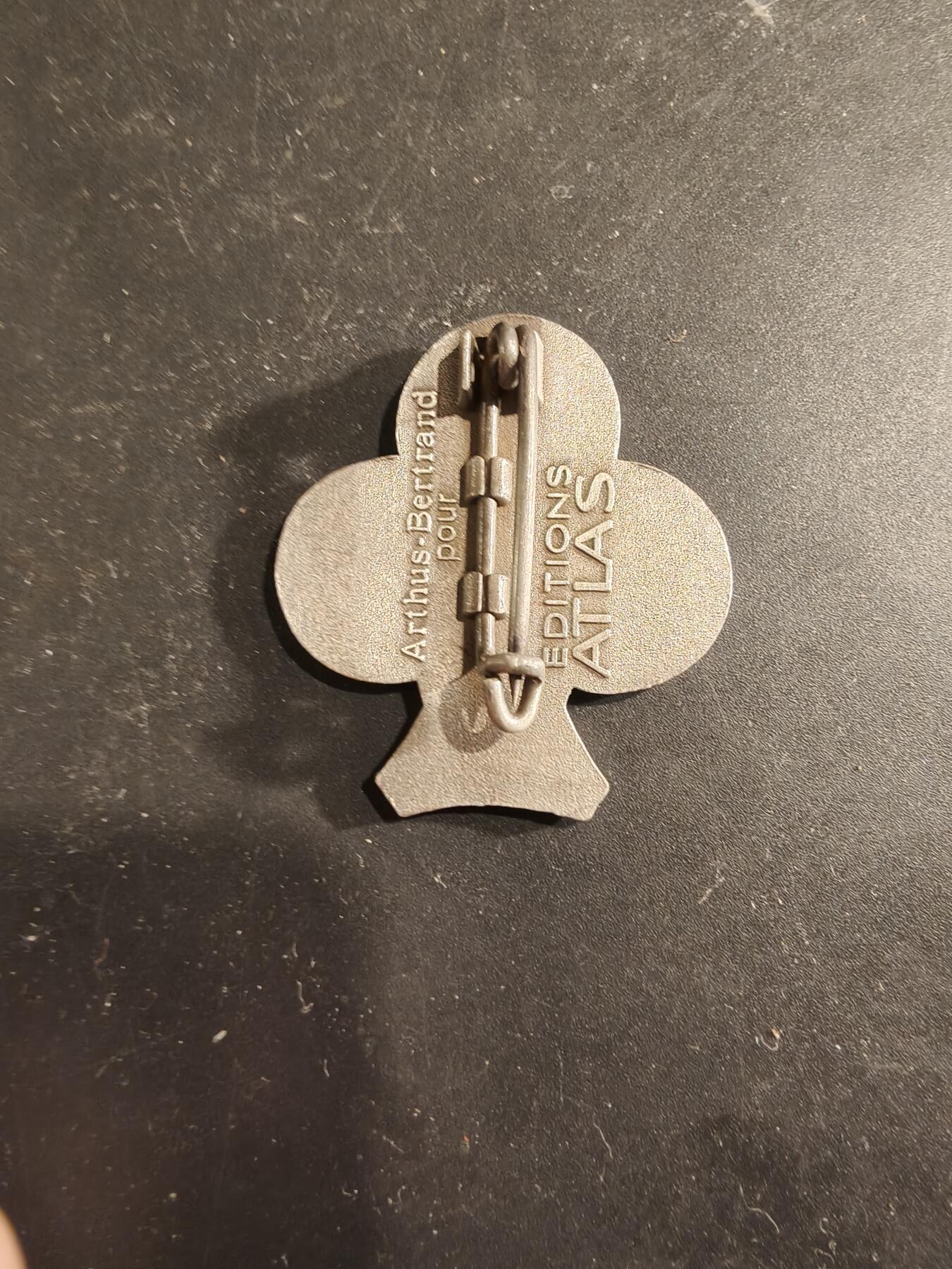 老王徽章第189期 法国陆军第35步兵团证章    该团是法国最古老的步兵团之一，成立于1604年，目前驻扎在贝尔福，该团团徽中心的贝尔福之狮象征着该团在1870-1871年普法战争期间英勇保卫贝尔福的壮举