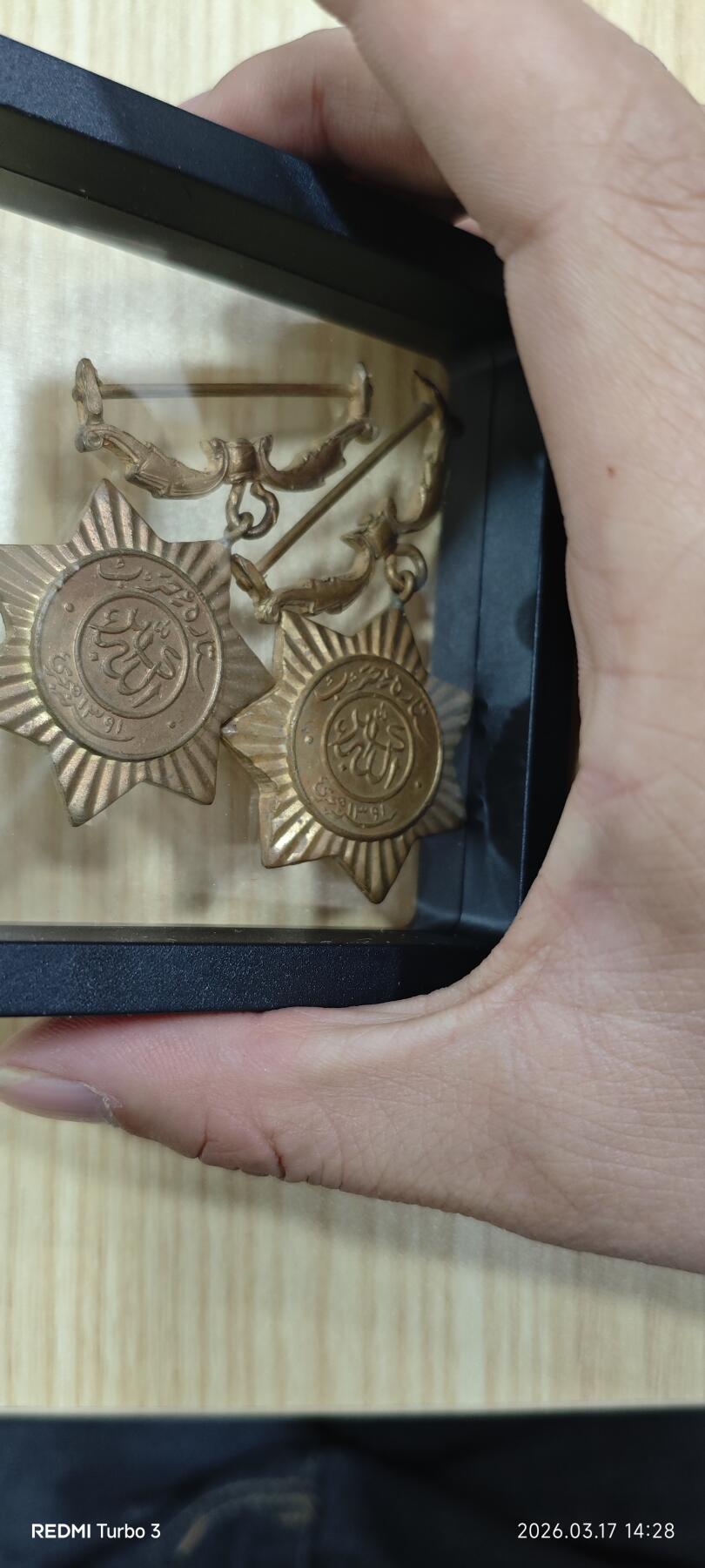 徽章两枚，请您自鉴