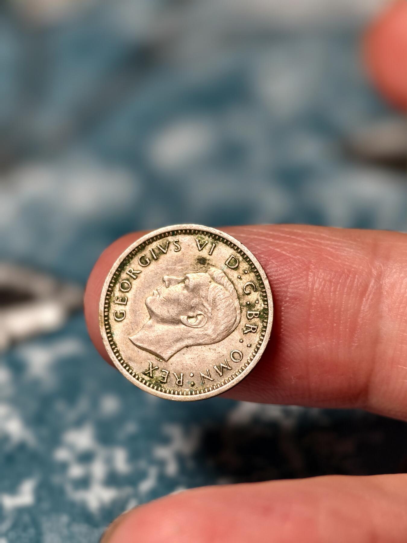 抚柳草堂-第十九期章牌钱币  奖章勋章限时免佣 满百包邮 放漏专场 1937/1941英国乔治六世三便士银币（Threepence）两枚总重2.8g 美品正面头像背面玫瑰细节都在