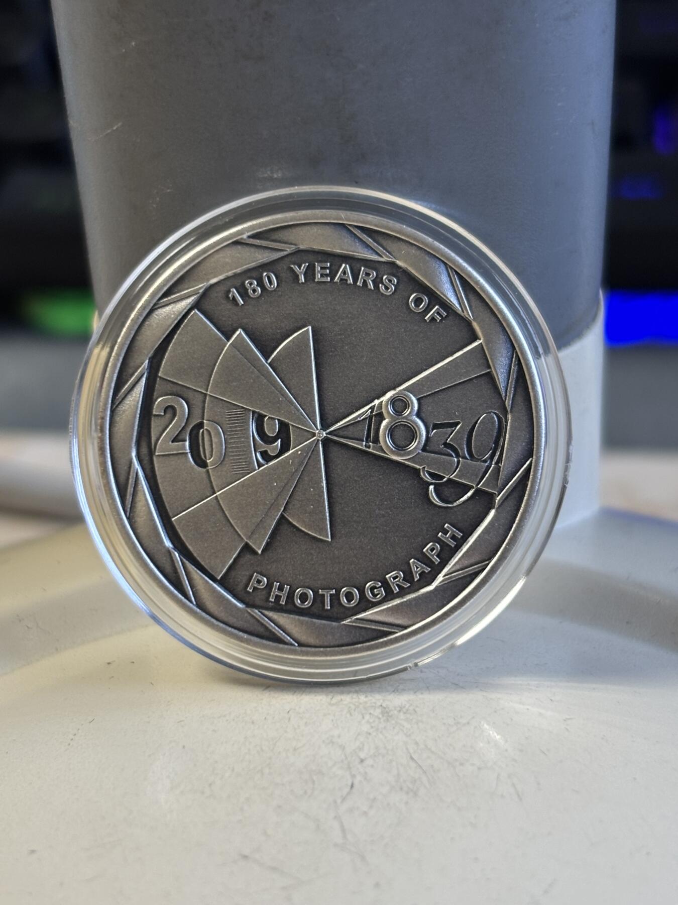 第195期拍卖 帕劳2019年相机照相术发明180周年仿古纪念银币，发行999枚，10克，发行999枚