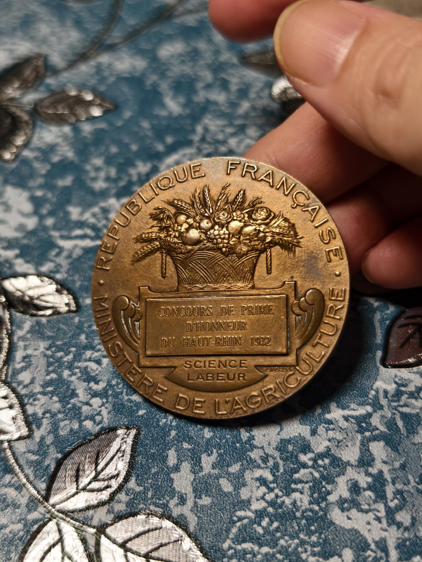 抚柳草堂-第十九期章牌钱币  奖章勋章限时免佣 满百包邮 放漏专场 1932法国上莱茵省农业竞赛大铜章  播种者 直径50mm 重62.8g 20世纪初法国新古典主义章牌艺术的典型代表作