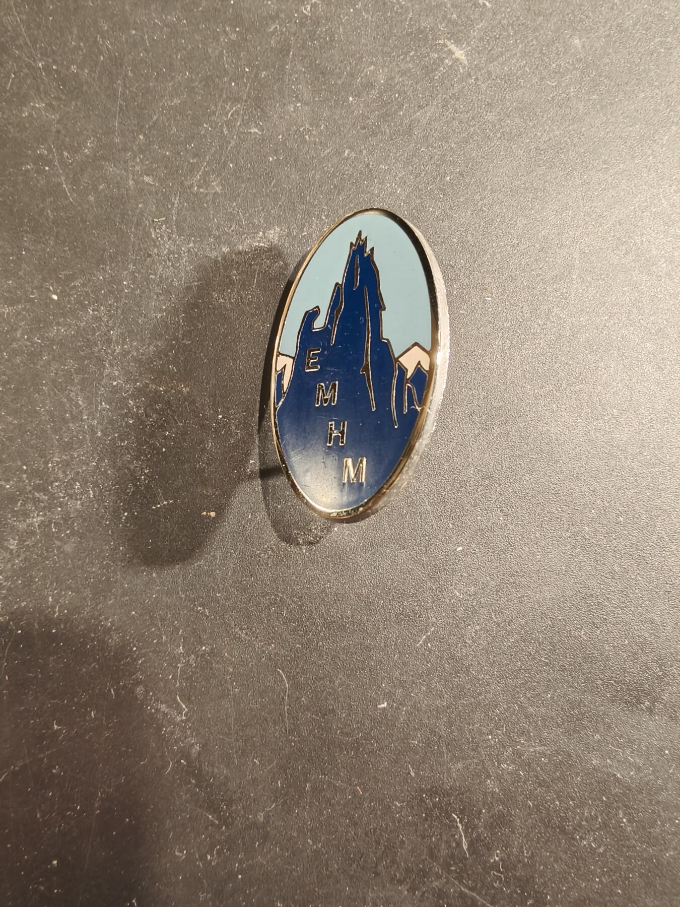 老王徽章第189期 法国夏蒙尼陆军高山军事学校证章     该学校致力于训练法国及盟军人员进行高山作战、滑雪、山地领导力和北极作战