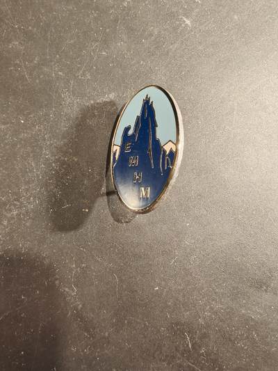 老王徽章第189期 - 法国夏蒙尼陆军高山军事学校证章     该学校致力于训练法国及盟军人员进行高山作战、滑雪、山地领导力和北极作战