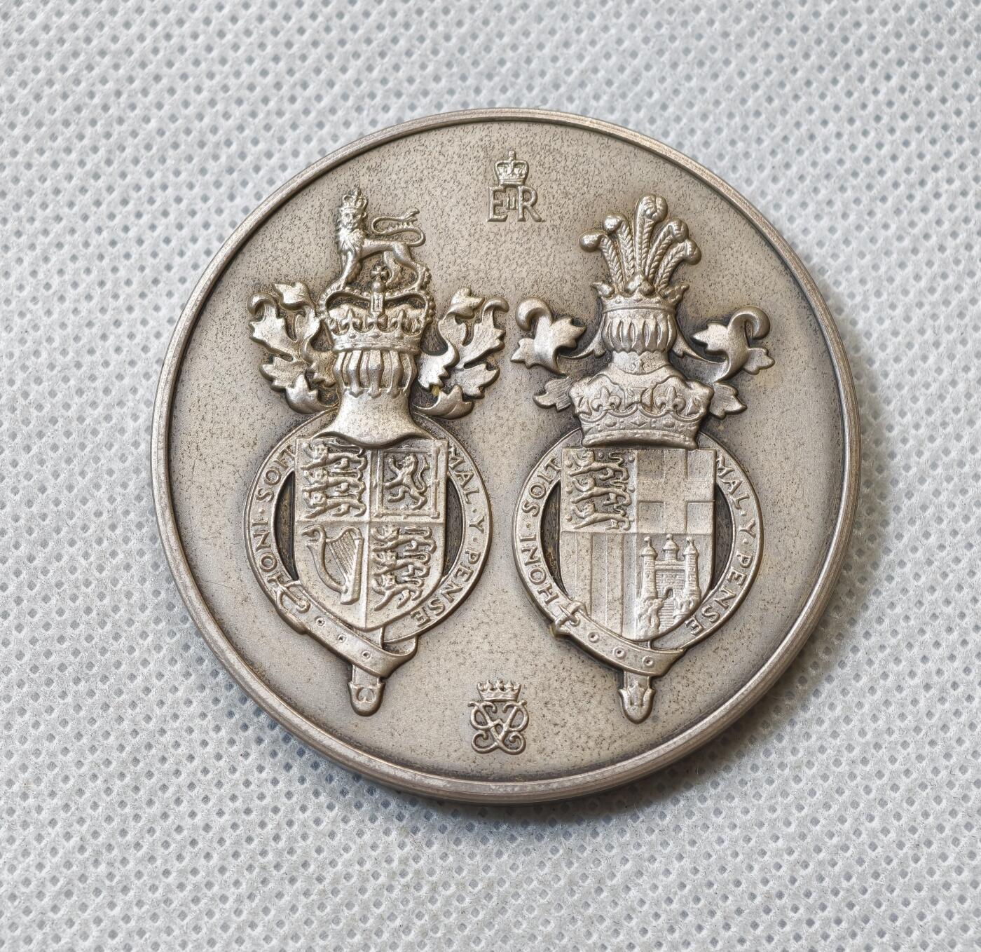 甄臻铺-世界币章拍卖（第56期），送拍享返佣金等优惠多多 英国伊丽莎白女王与菲利普亲王银婚纪念银章，1972年发行，直径51毫米，重63克，含银量925。正面是女王和菲利普亲王双人头像，背面是两方盾徽