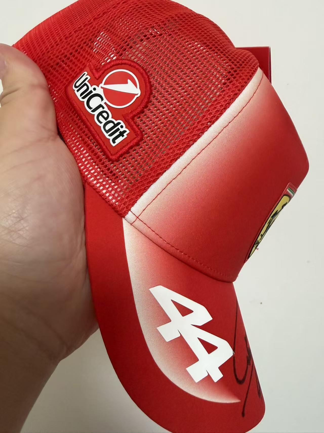 零元拍：F1七冠王刘易斯·汉密尔顿亲笔签名法拉利车队2026赛季44号车手PE车手帽，PUMA出品。极其难得的签了自己赛车的44号以及祝福语Best Wishes和2026年份，签于2026赛季F1中国上海大奖赛！