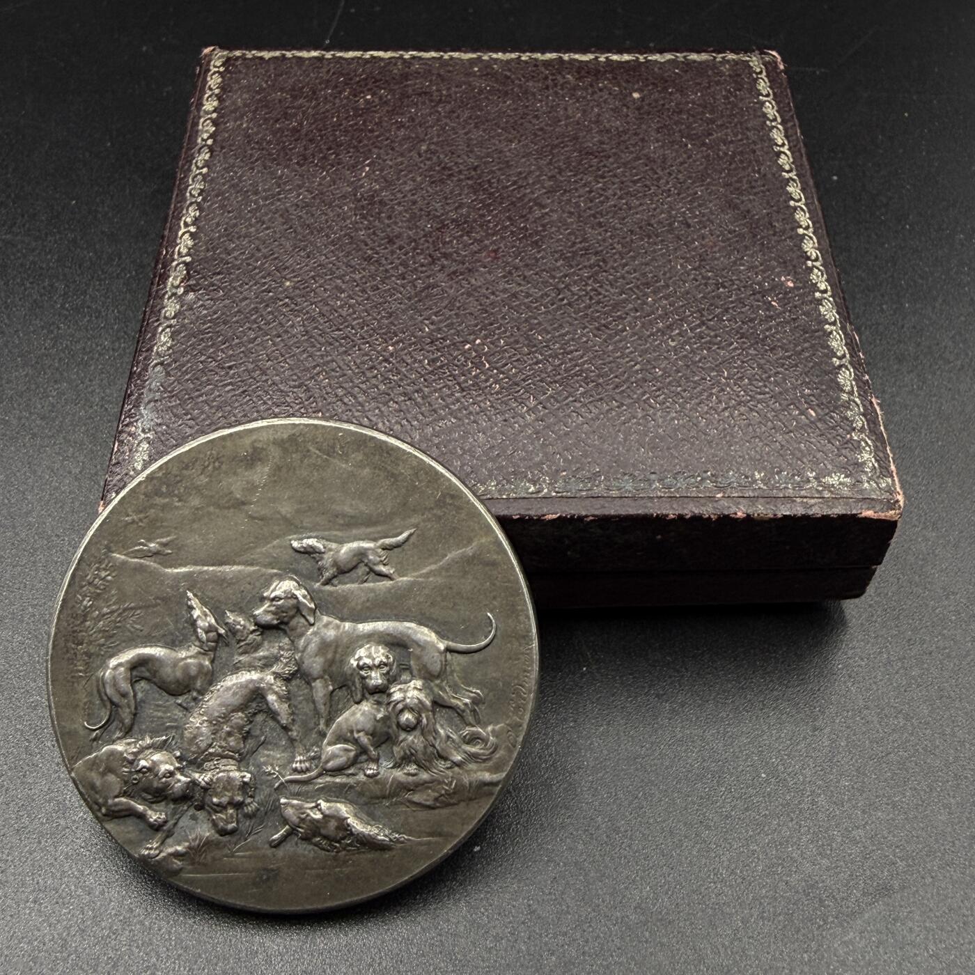 「木头集藏」“春启藏心”——章牌精品专场 1896年法国马赛猎犬竞赛原盒银奖章，直径：41 mm，33.5 g，边铭：丰饶角 ARGENT，刻画细致，品相很不错，原盒正常使用。