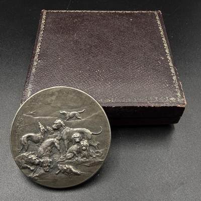 「木头集藏」“春启藏心”——章牌精品专场 - 1896年法国马赛猎犬竞赛原盒银奖章，直径：41 mm，33.5 g，边铭：丰饶角 ARGENT，刻画细致，品相很不错，原盒正常使用。