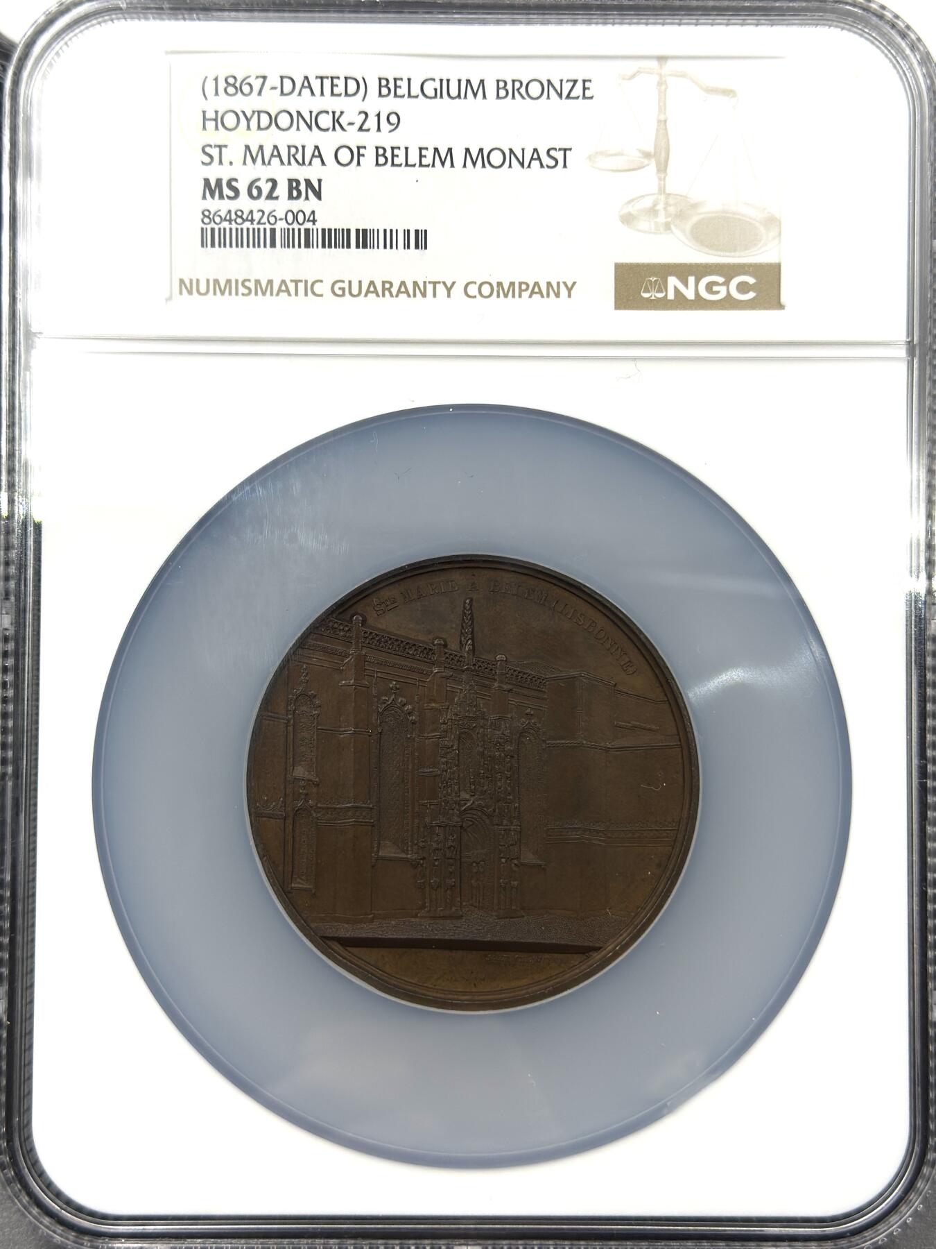 「木头集藏」“春启藏心”——章牌精品专场 J Wiener~1867年葡萄牙里斯本贝伦圣玛利亚教堂铜章 MS 62 BN，直径：59mm，实物品相很好。著名的维纳（Wiener）教堂系列作品中的一枚，欧洲古典建筑章牌的典范。  圣玛利亚教堂是杰罗尼莫斯修道院建筑群的一部分，这座联合国教科文组织世界遗产象征着葡萄牙的财富、权力和探索的胜利，由国王曼努埃尔一世于 16 世纪初下令建造，