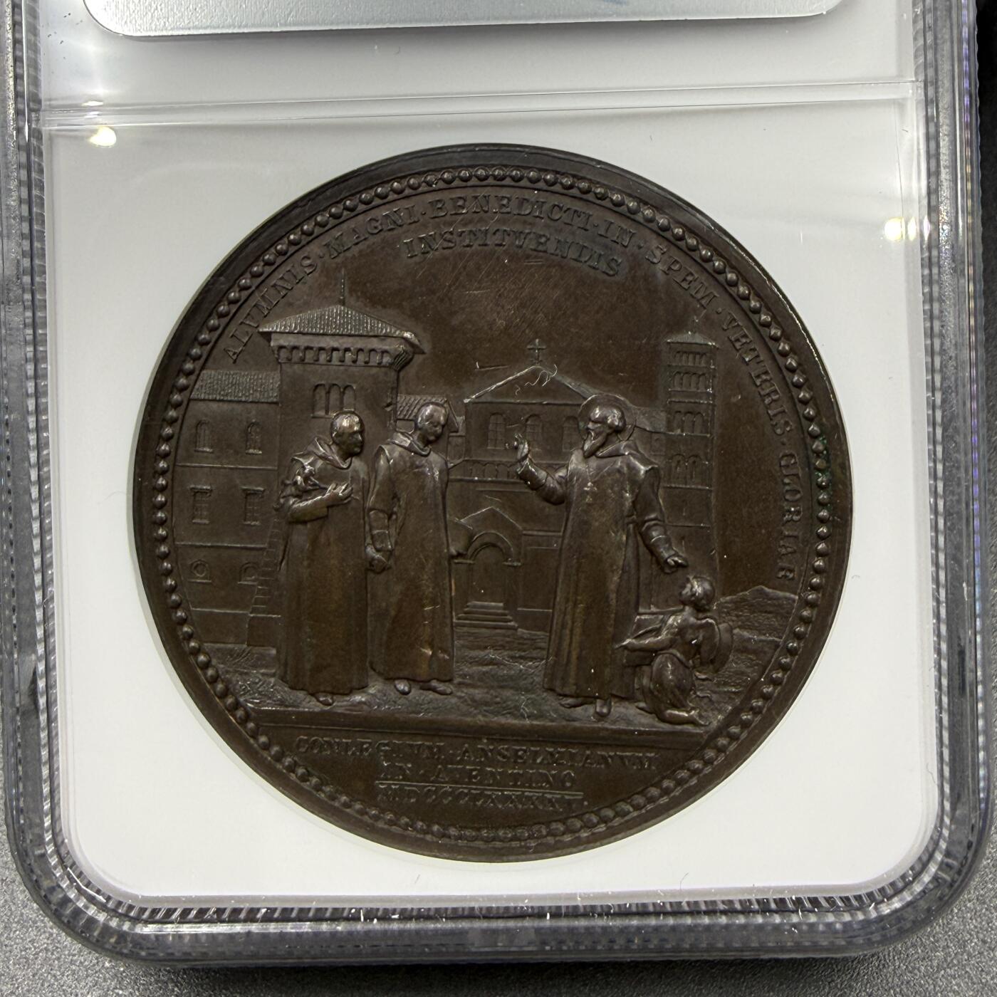 「木头集藏」“春启藏心”——章牌精品专场 E. BIANCHI ～1895年梵蒂冈教皇利奥十三世“本笃会神学院”纪念铜章，MS 62 BN，直径：44 mm，背面外环拉丁语：“为培育圣本笃的门徒，重燃昔日荣光”，品相还不错。