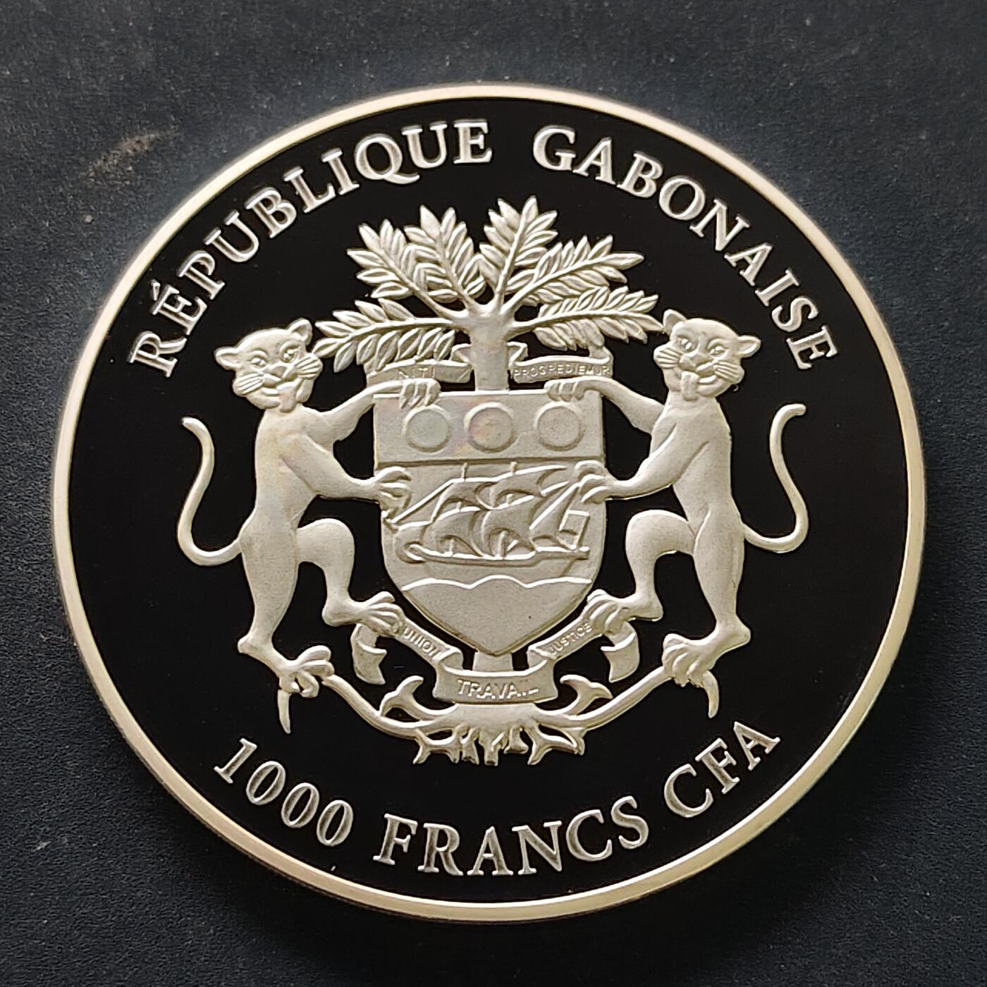 【全场包邮】纯粹捡漏拍515场 【稀少】加蓬2017年1000法郎文森特·梵·高杰作系列《1887年戴草帽的自画像》50毫米50克精制镀银纪念币-量2500