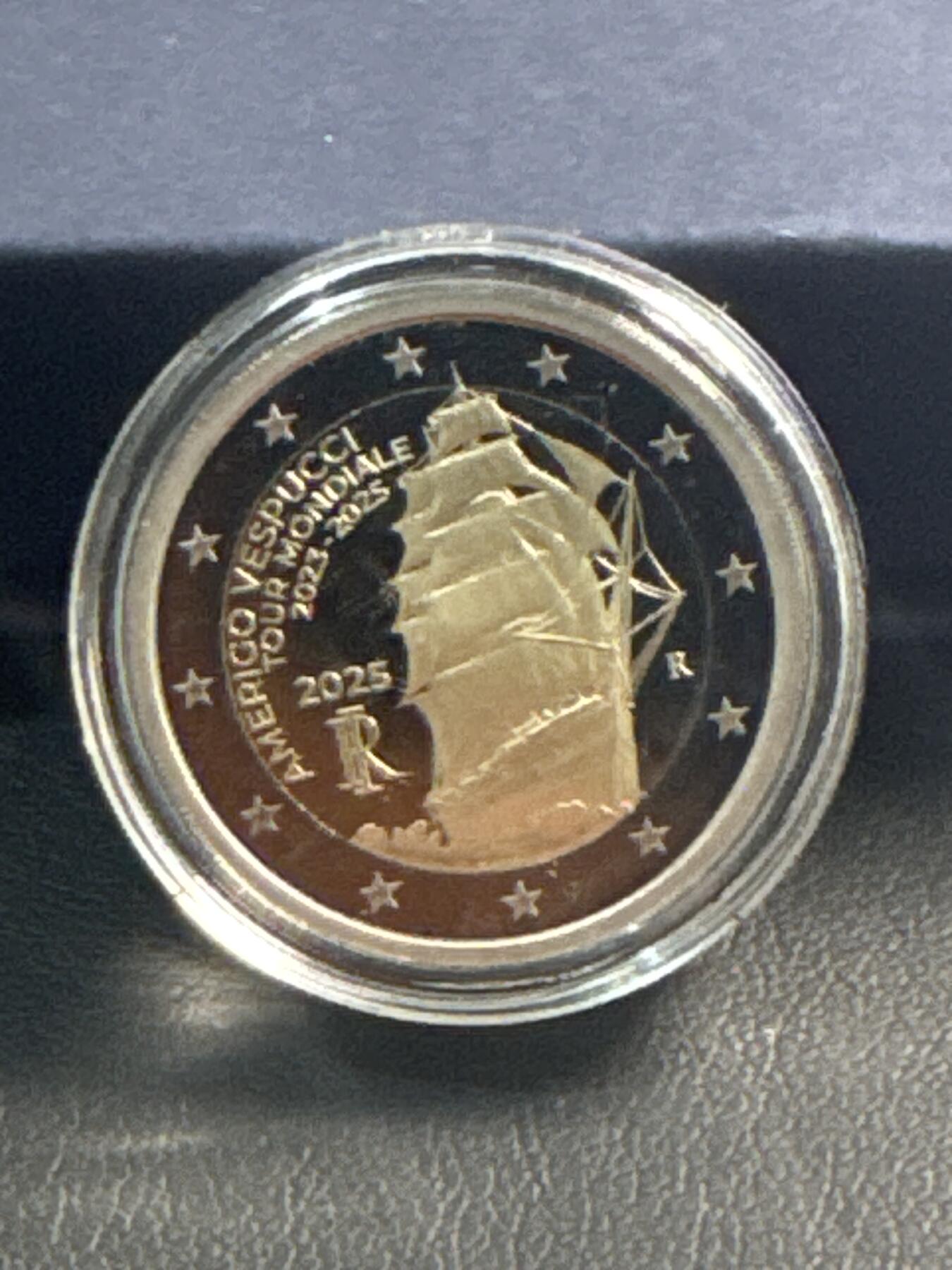 ❤️【币观天下】❤️ 第346期钱币拍卖场- 2026.3.27周五晚上6点半场 长期征集拍品  意大利2025年 韦斯普奇号环球航行 2欧元精制纪念币 盒证齐全