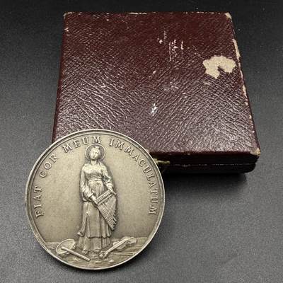 「木头集藏」“春启藏心”——章牌精品专场 - 1931年法国阿黛琳·德西耶师范音乐学院原盒银奖章，直径：37.4 mm，22.3 g，边铭：丰饶角 2 ARGENT，正面刻画天主教的音乐主保圣人—— 圣塞西莉亚，头戴光环，手持竖琴，脚下散落着手鼓、小提琴等乐器，拉丁文铭文：FIAT COR MEUM IMMACULATUM，意为“愿我的心保持纯洁无瑕”，少见银章，原盒正常使用