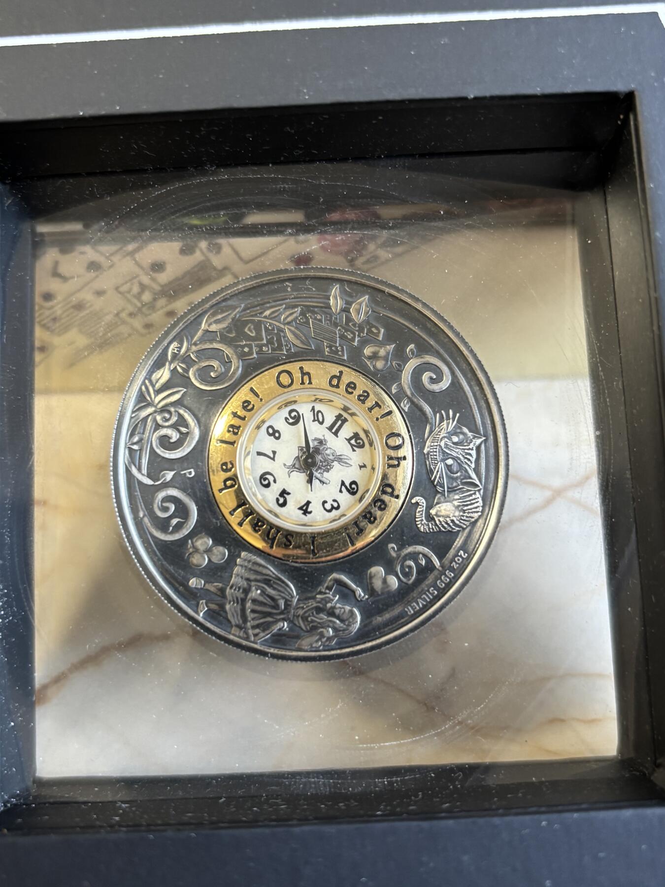 第195期拍卖 图瓦卢2015爱丽丝诞生150周年镶嵌实体时钟纪念银币，999银，发行2500枚