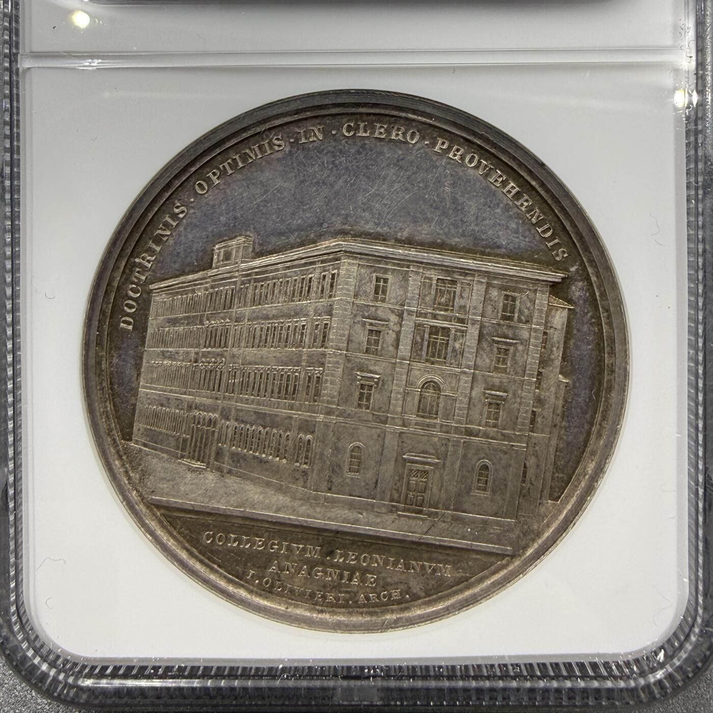 「木头集藏」“春启藏心”——章牌精品专场 E. BIANCHI～1897年梵蒂冈教皇利奥十三世“ 阿尼亚诺莱昂学院”纪念银章，MS 62 ，直径：44 mm，刻画细致，品相不错！背面拉丁语：“为了以最优秀的教义促进神职人员的精进”。“阿尼亚诺的莱昂学院”。