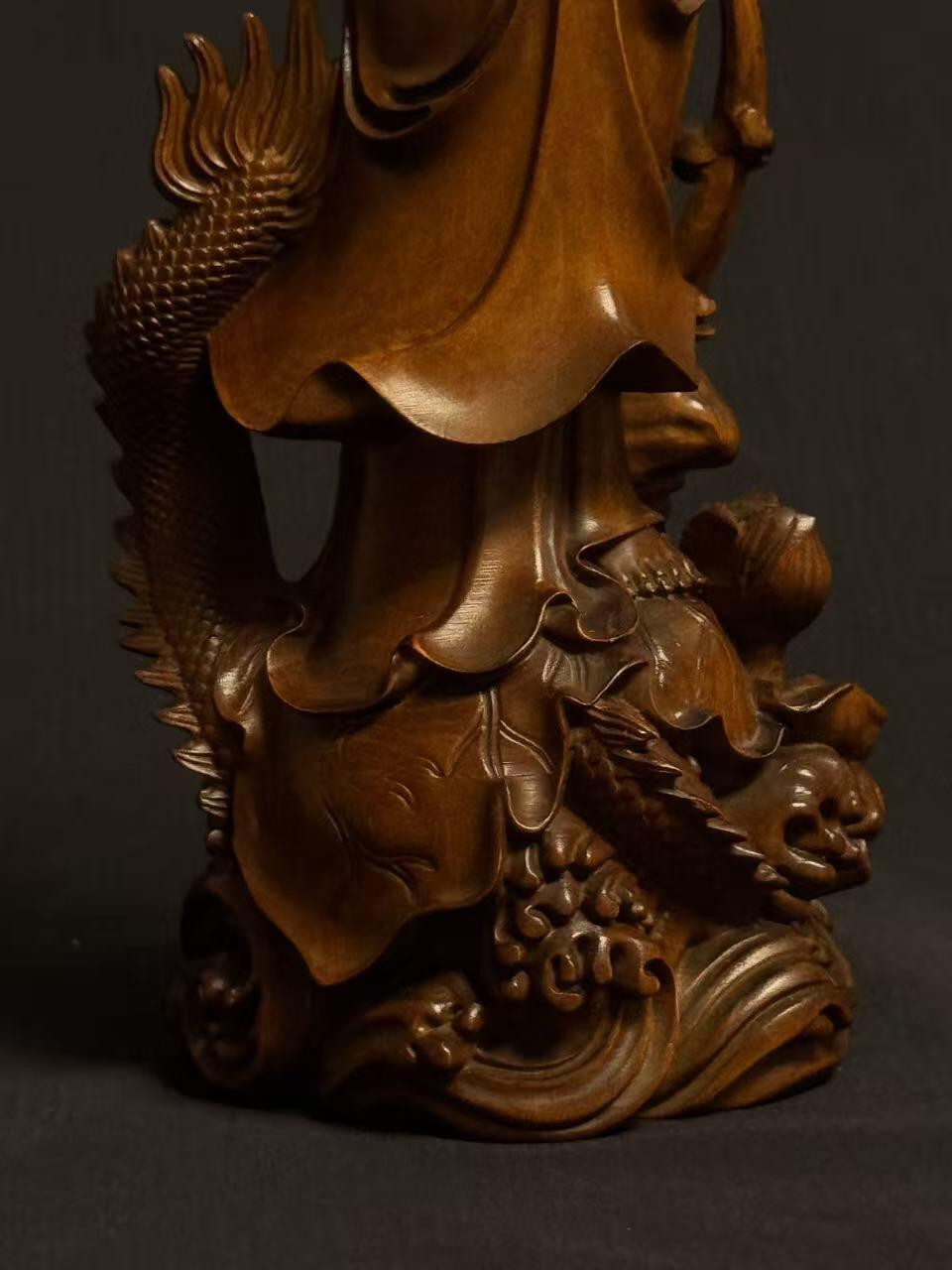 零元拍：黄杨木精雕（古法做旧工艺）观音立像，高约22CM，开脸慈悲宁静，双目微垂，发髻高挽，衣袂飘逸流畅，右手持杨柳枝，左手托净瓶，姿态温婉慈悲，是典型的“杨柳观音”形象。