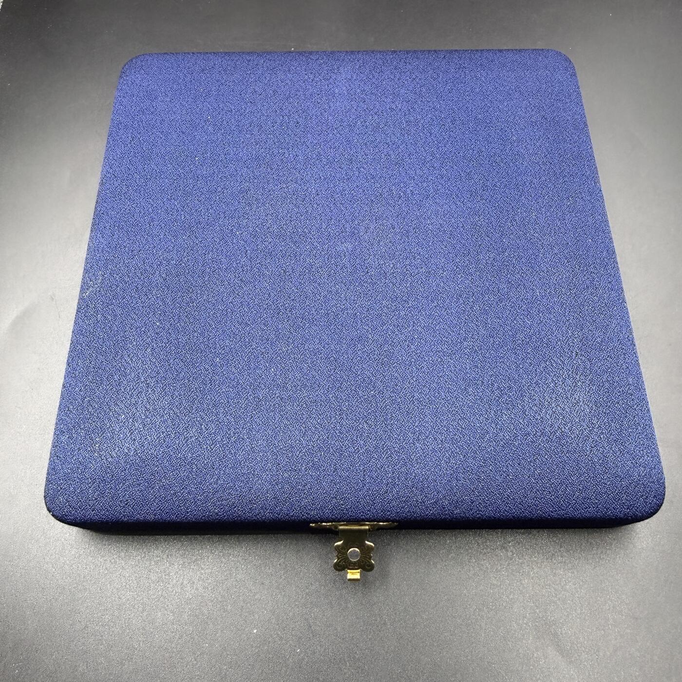 「木头集藏」“春启藏心”——章牌精品专场 Giandomenico～意大利罗马著名景点系列银章四枚原盒套装 ，意大利著名造币厂Stefano Johnson铸造，直径：60mm，四枚总重456克，每枚背面都标有厂铭和含银量800。银章正面展示的是罗马举世闻名的4个景点：特雷维喷泉、圣三一教堂与西班牙阶梯、特里同喷泉、罗马角斗场。