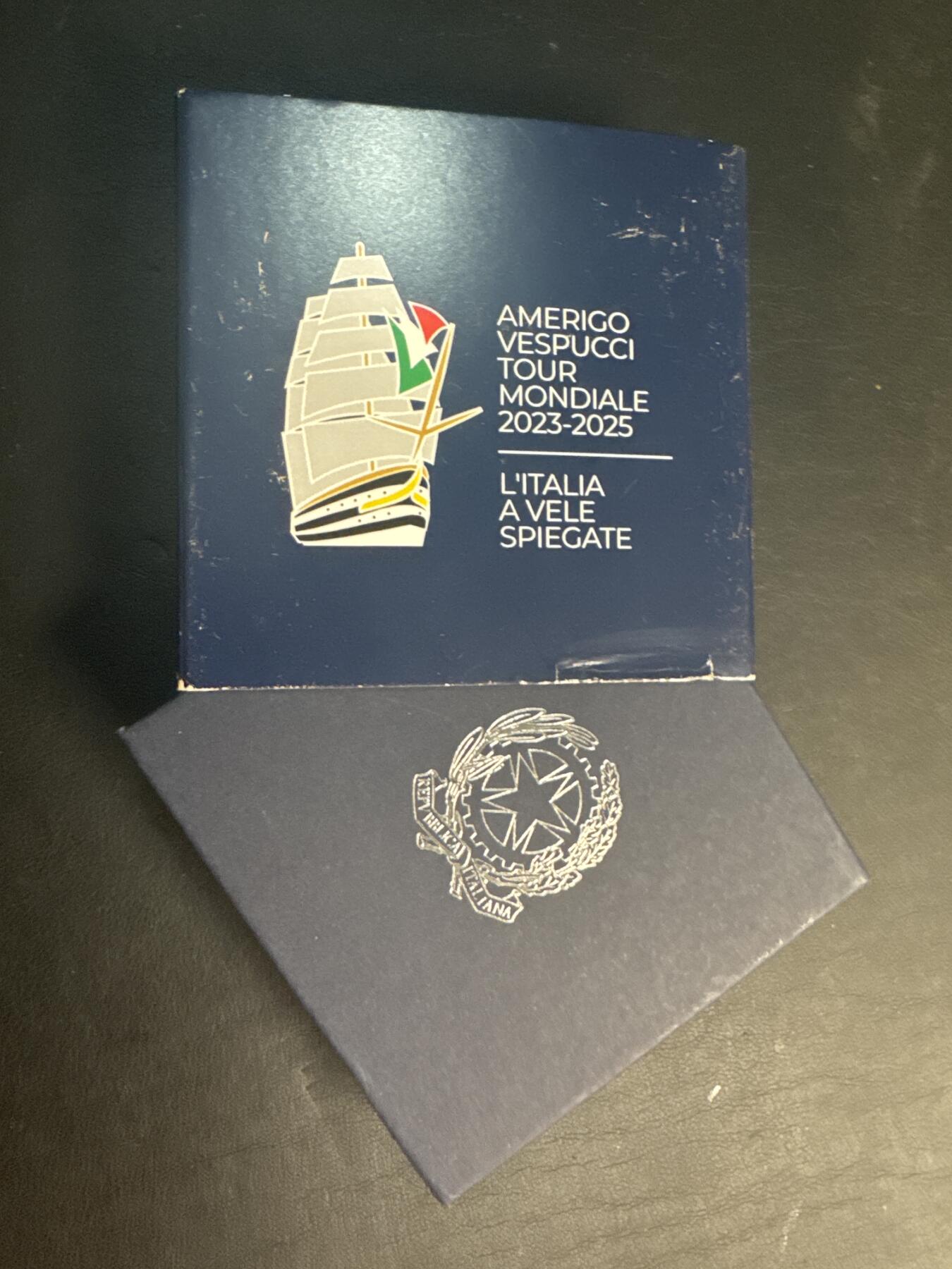 ❤️【币观天下】❤️ 第346期钱币拍卖场- 2026.3.27周五晚上6点半场 长期征集拍品  意大利2025年 韦斯普奇号环球航行 2欧元精制纪念币 盒证齐全