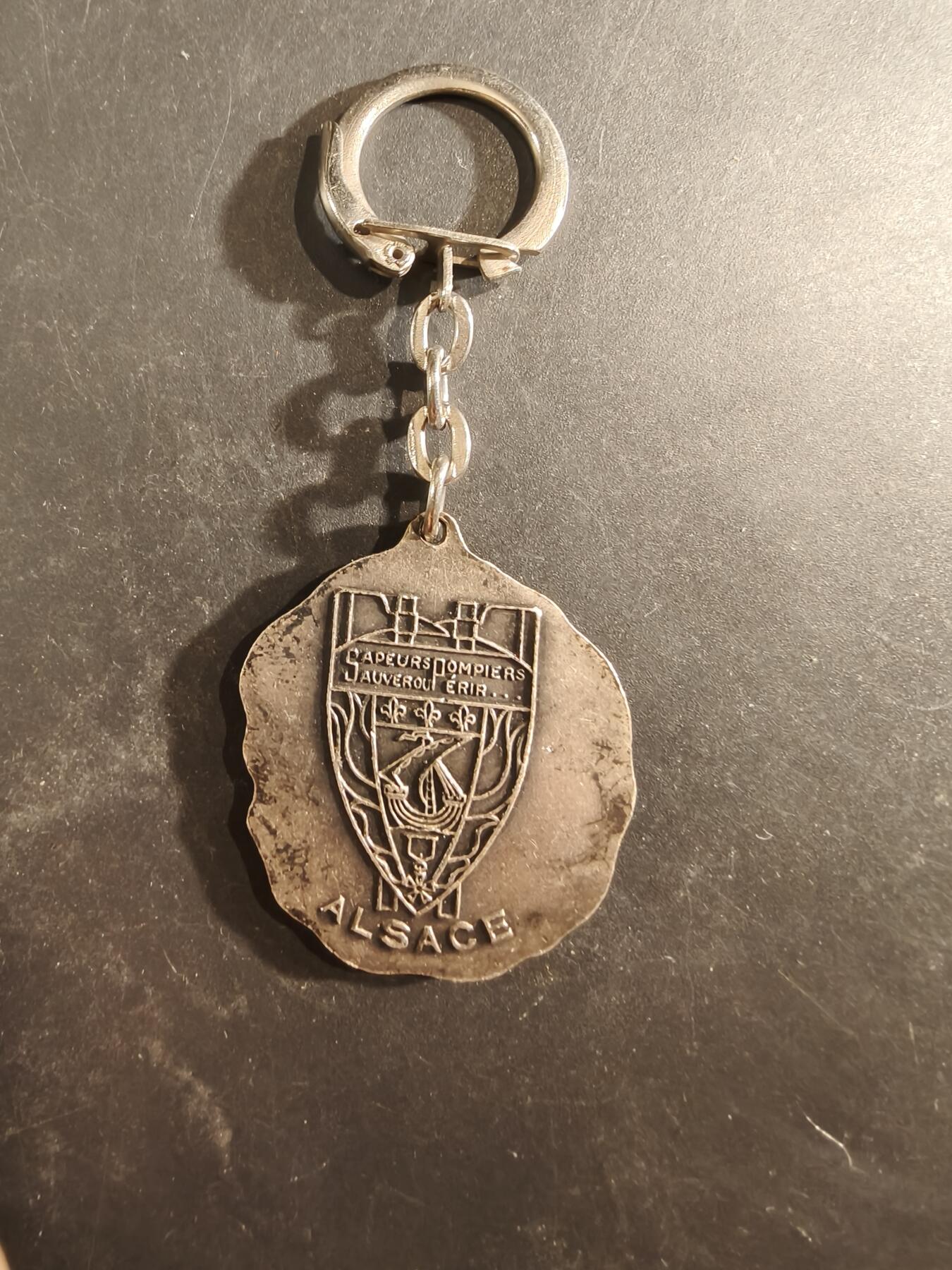 老王徽章第189期 法国消防员钥匙扣
