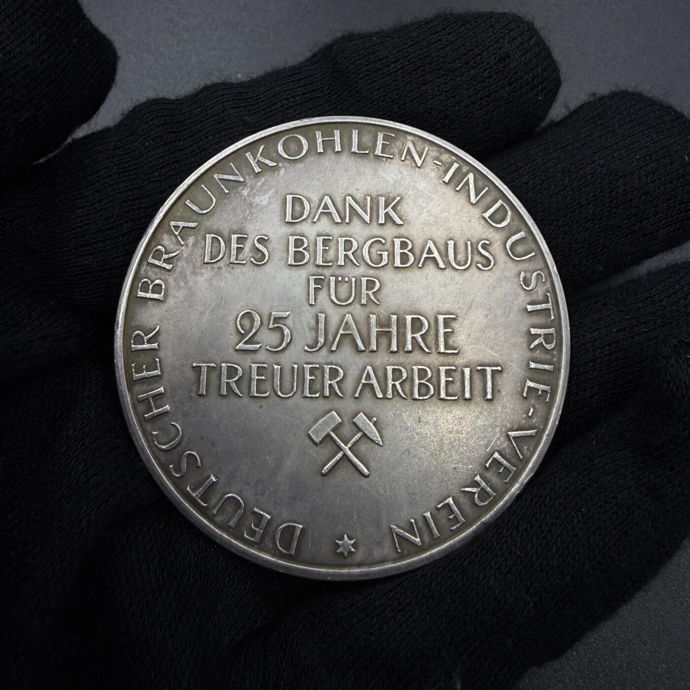 「木头集藏」“春启藏心”——章牌精品专场 Hörnlein～德国褐煤工业协会忠诚服务25周年银章 ，直径：51mm，39.6 g，颁发给入职满25周年的员工作为其忠诚服务的奖励。根据拍卖会记录此章发行于1926年魏玛共和国时期。