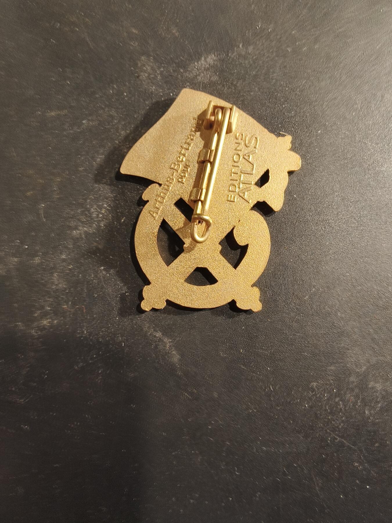 老王徽章第189期 法国陆军第1炮兵团证章     该团的历史可追溯至1671年由路易十四创建的“La Fère”团，是欧洲最古老的炮兵团之一