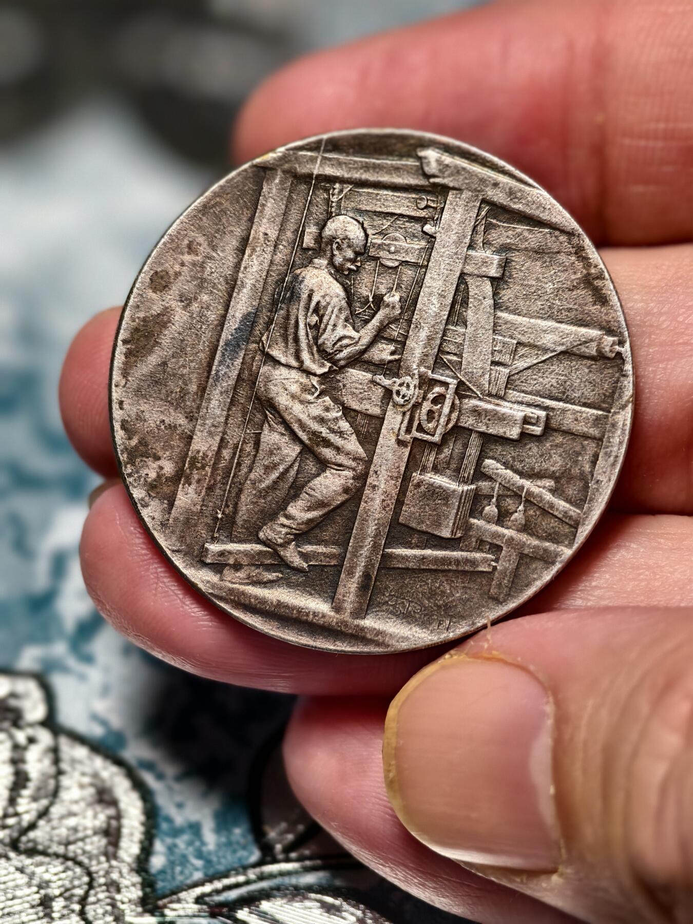 抚柳草堂-第十九期章牌钱币  奖章勋章限时免佣 满百包邮 放漏专场 1942法国纺织品和纺织材料总协会镀银大铜章  直径36mm   22.3g 正面高浮雕了工人操作纺织机的场景 是法国新艺术风格工业题材章牌的典型设计 由雕刻师 A. Rive 创作 