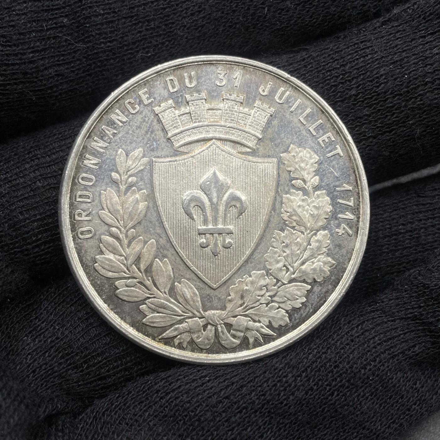 「木头集藏」“春启藏心”——章牌精品专场 A.Borrel～法国里尔商会银章，直径：37 mm，23 g，边铭：丰饶角 ARGENT，正面刻画里尔城市女神和手持法语“劳动“牌匾的天使 背面刻画里尔市城市盾徽 名家设计，品相不错！