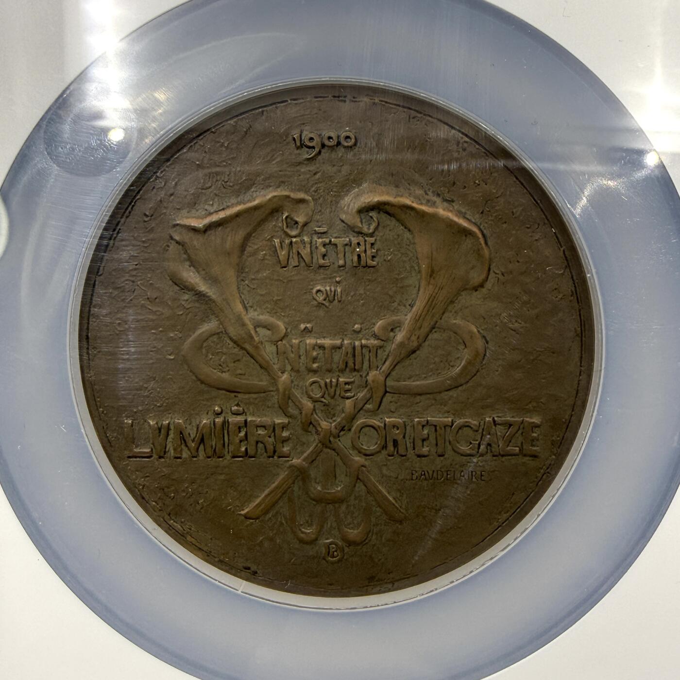 「木头集藏」“春启藏心”——章牌精品专场 P.Roche～法国SAMF协会8号作品铜章“ 洛伊·富勒”，MS 64 BN，法兰西章牌之友协会（SAMF）1902年发行，直径：55mm，品相绝佳，铜章发行量仅157枚，边铭：丰饶角BRONZE 火蝾螈 限量编号266，正面是洛伊·富勒极具辨识度的纱裙舞姿态，完美还原了她“光与纱共舞”的舞台风格。SAMF协会章是法国新艺术章牌最杰出的代表，历来受到章牌收藏者的追捧。