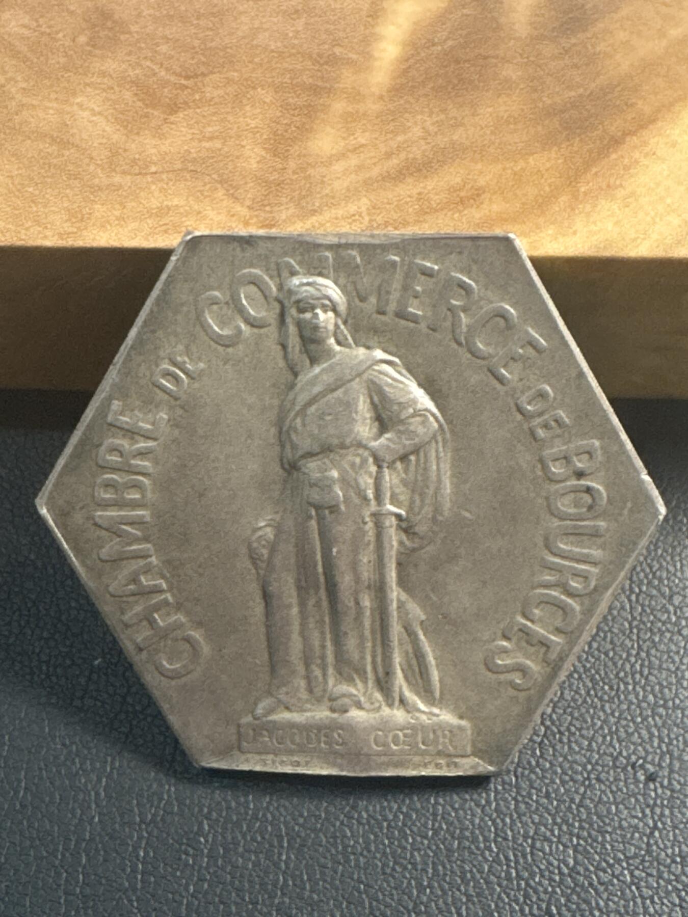 ❤️【币观天下】❤️ 第346期钱币拍卖场- 2026.3.27周五晚上6点半场 长期征集拍品  法国博格斯商业联盟纪念六角银质代币，28.5克，36.5mm，丰饶角AR边铭，少见品种