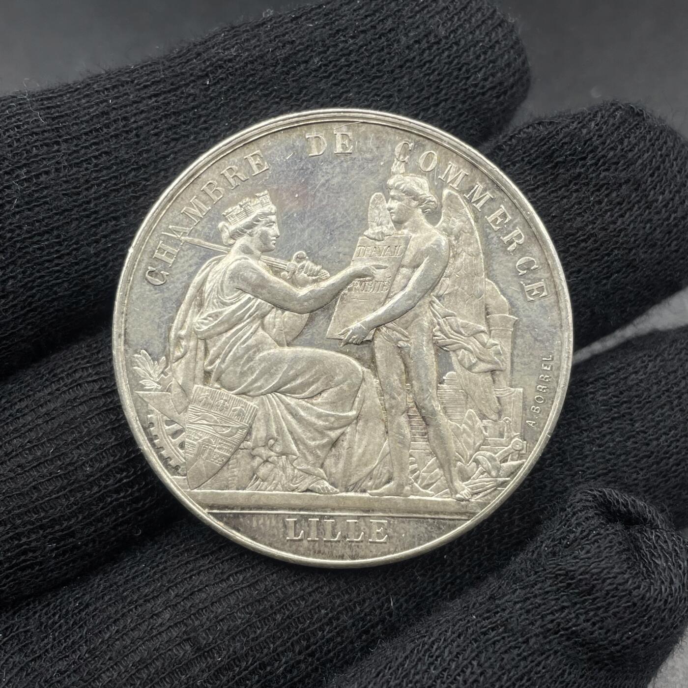 「木头集藏」“春启藏心”——章牌精品专场 A.Borrel～法国里尔商会银章，直径：37 mm，23 g，边铭：丰饶角 ARGENT，正面刻画里尔城市女神和手持法语“劳动“牌匾的天使 背面刻画里尔市城市盾徽 名家设计，品相不错！